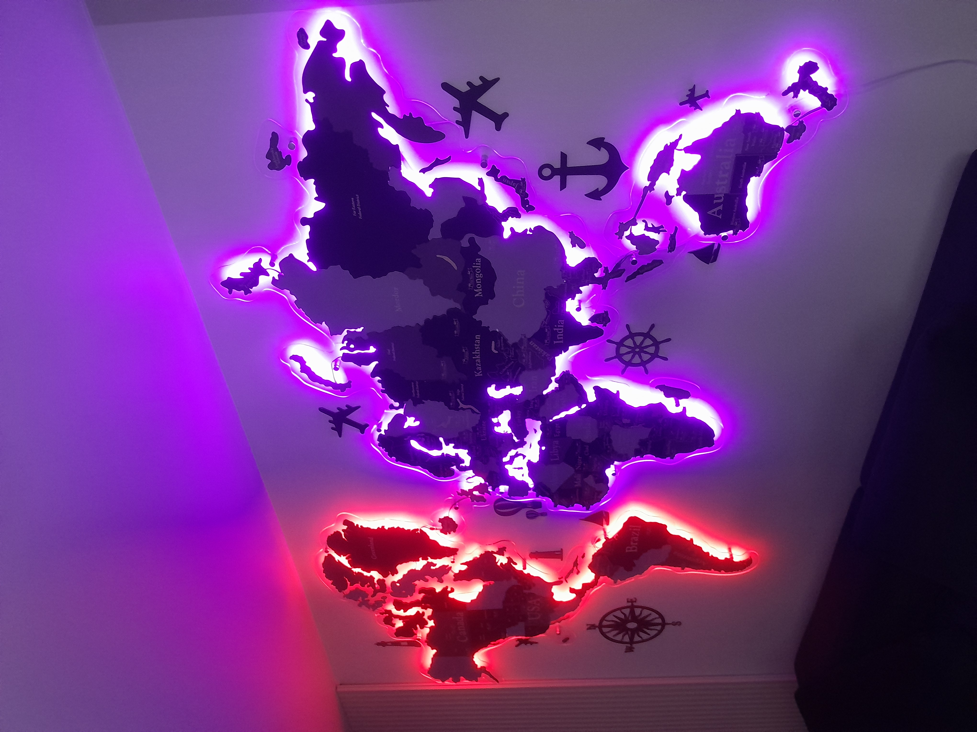 Фото зібрав навішав карту світу з підсвіткою