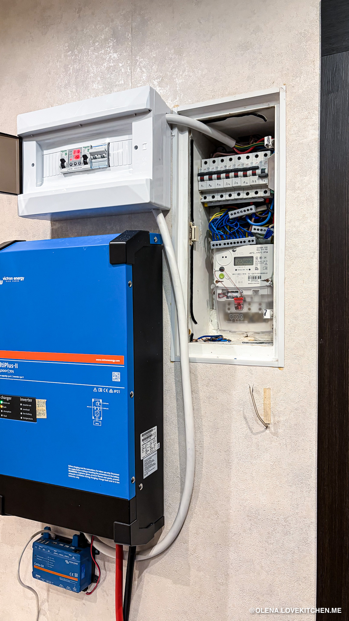 Фото Монтаж та підключення інвертора Victron Energy MultiPlus-II, акумуляторної батареї та окремого щита автоматики. Інтеграція системи в існуючу електромережу квартири.