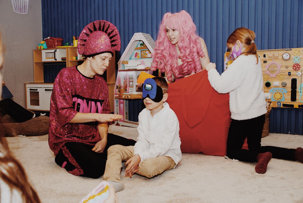 Фото Ведучі