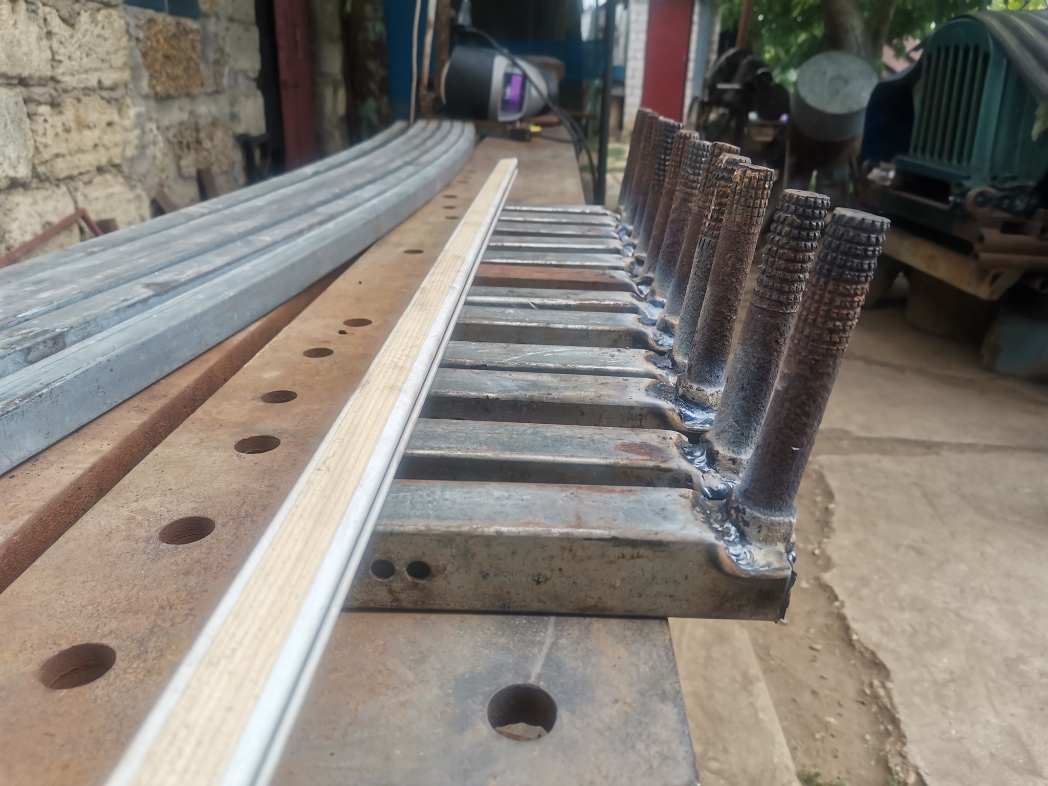 Фото Изготовил дуги под тент зерновоз.
Материал заказчика, 6 шт
Порезка, изгиб, сварка
