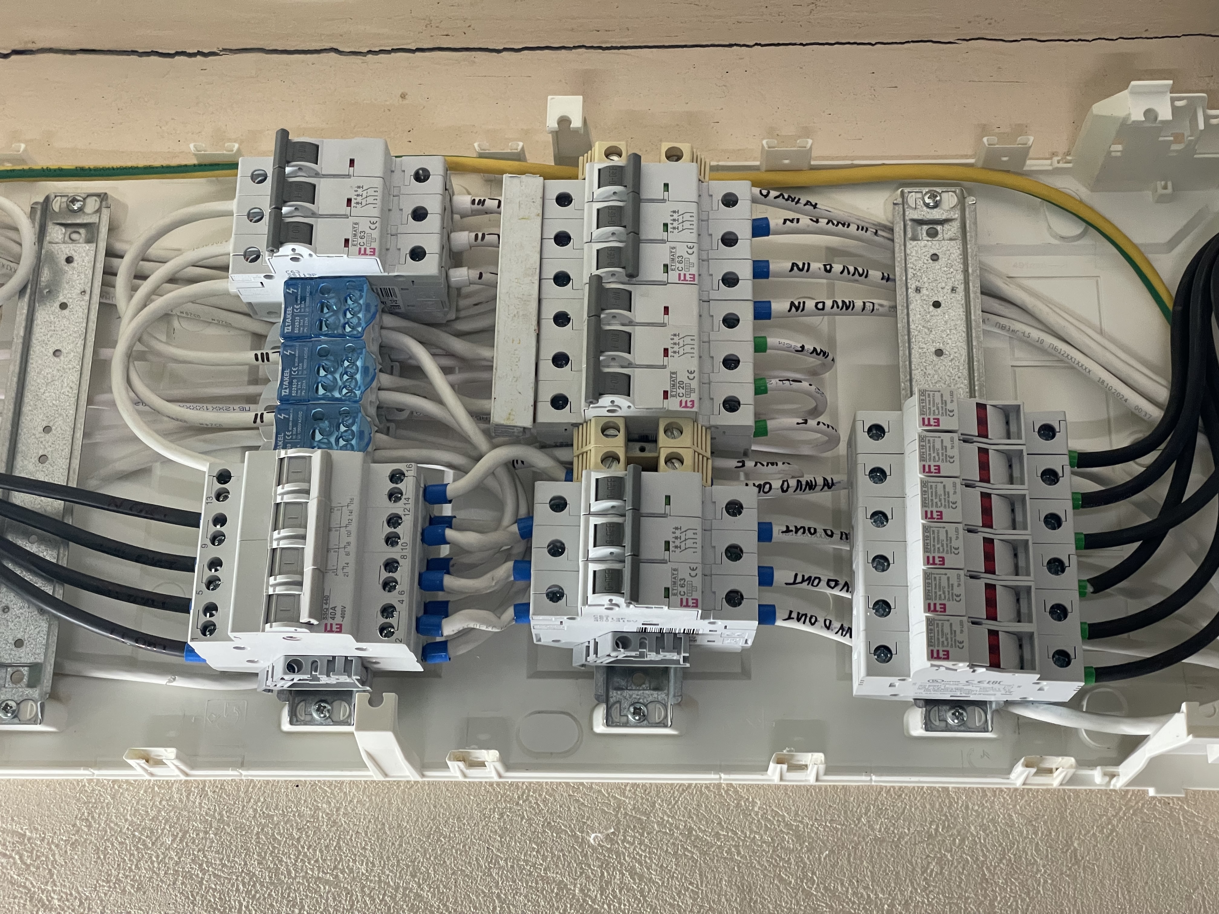 Фото Моменти інсталяції Deye 20 kW HV + Dyness STACK100-4. Працює в парі із мережевим Fronius 10 kW, модернізація станції + підняття потужності до 30 кВт, максимум для домогосподарства під зелений тариф. Під ключ.