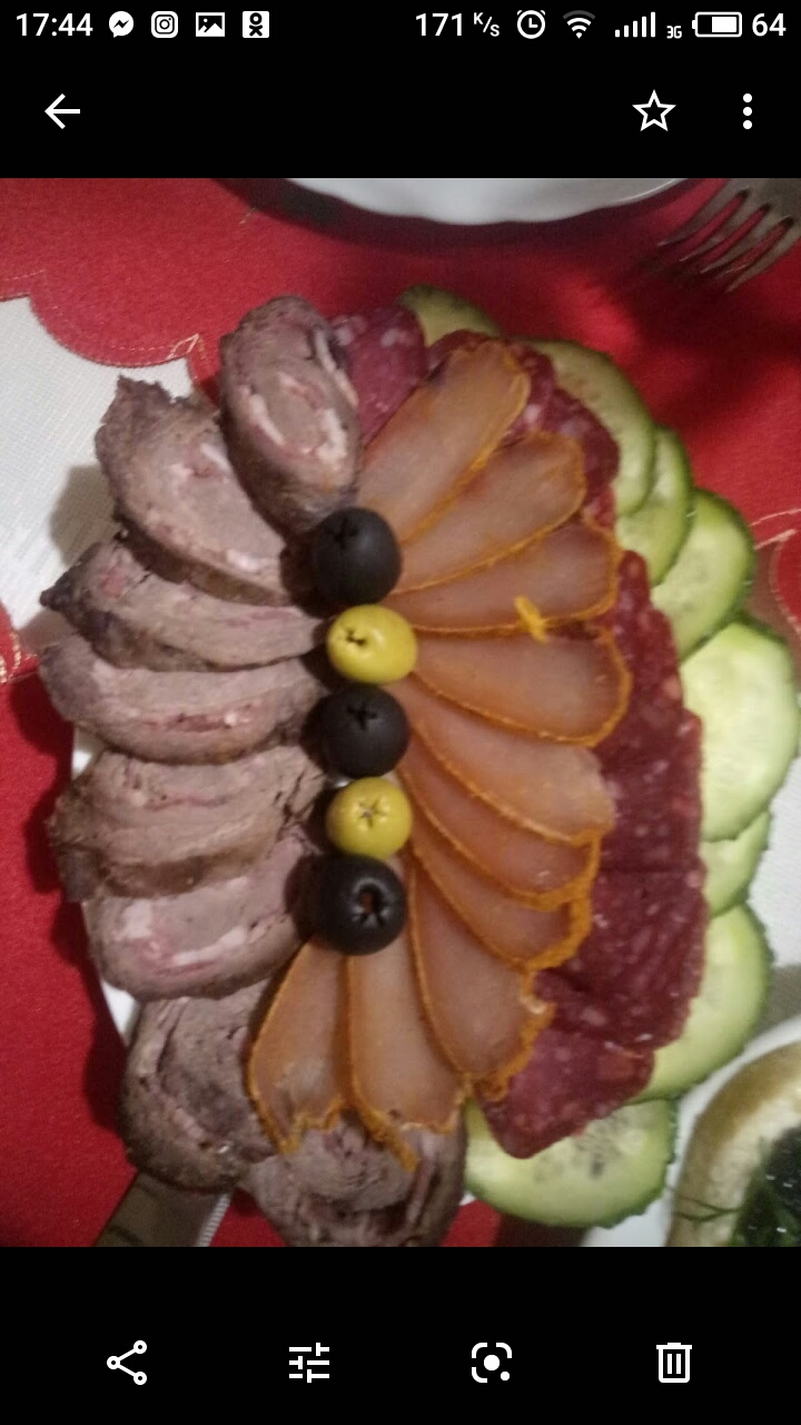 Фото Мяной рулетик и вяленая куриная гркдка,собственного приготовления.