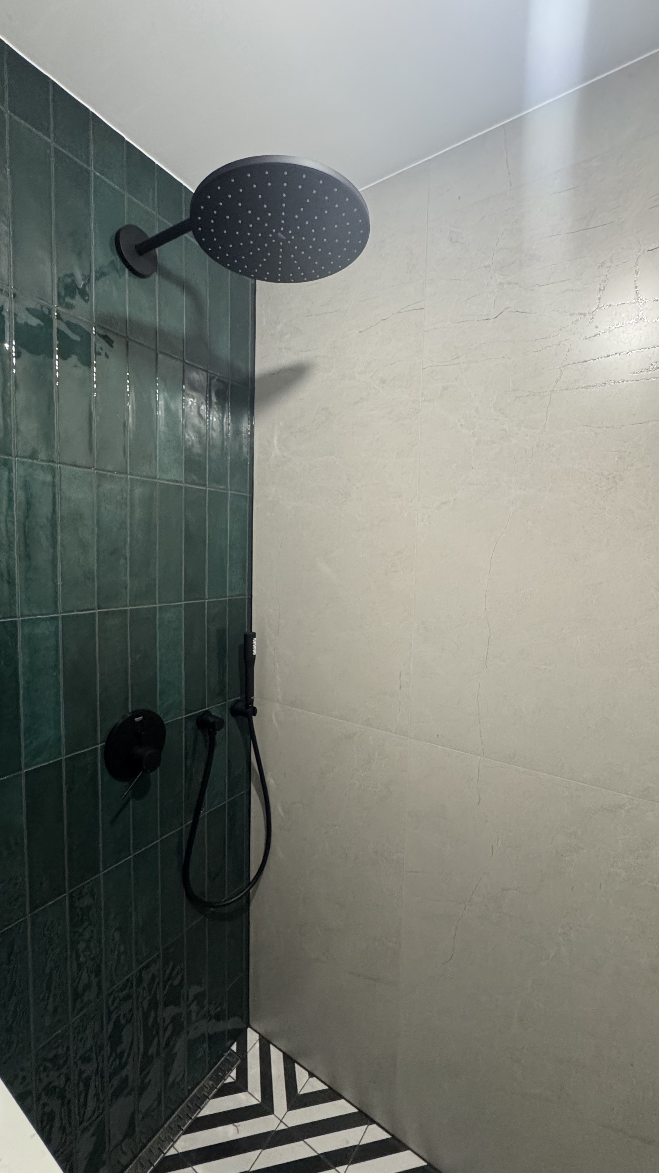 Фото Монтаж чистової частини душової системи Grohe
