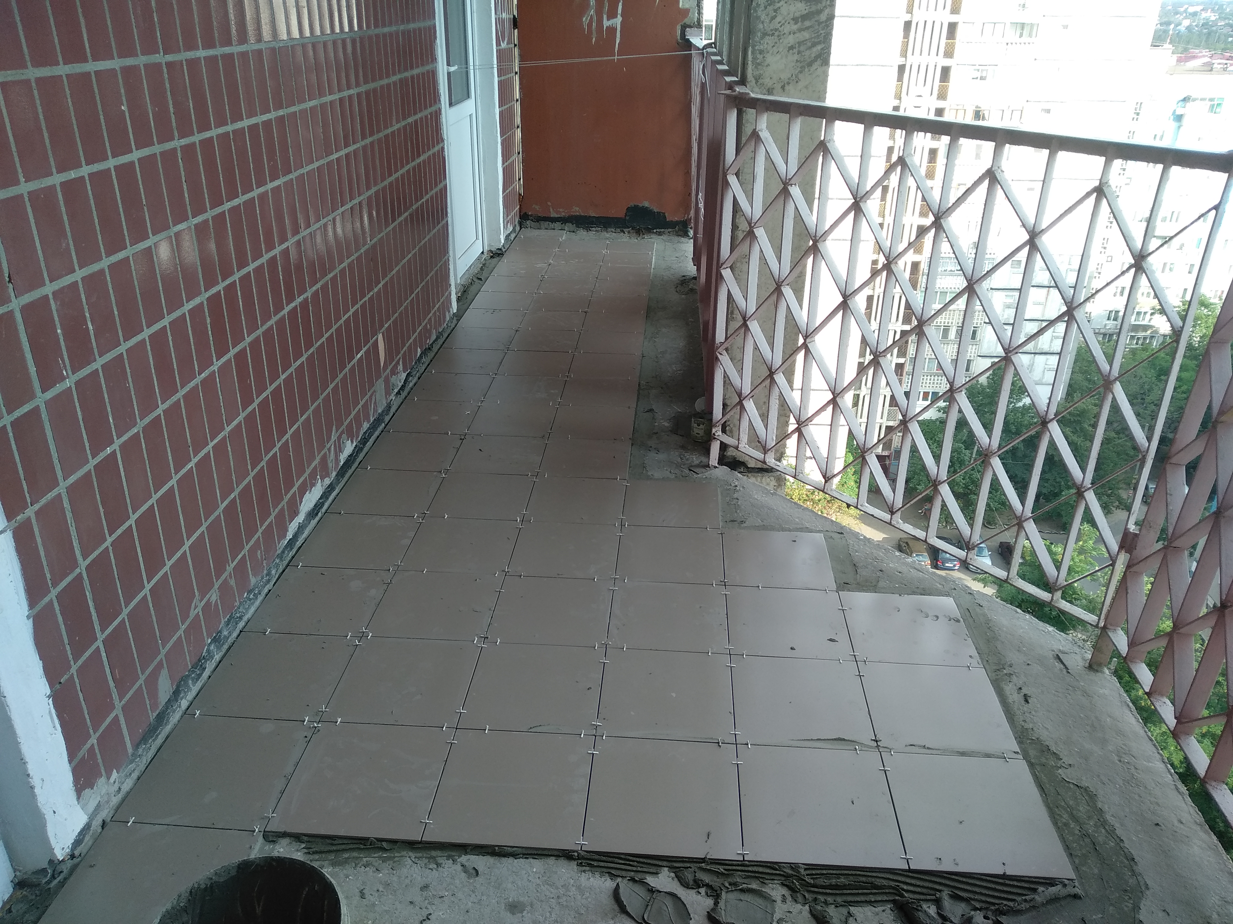 Фото Укладка плитки на балконе