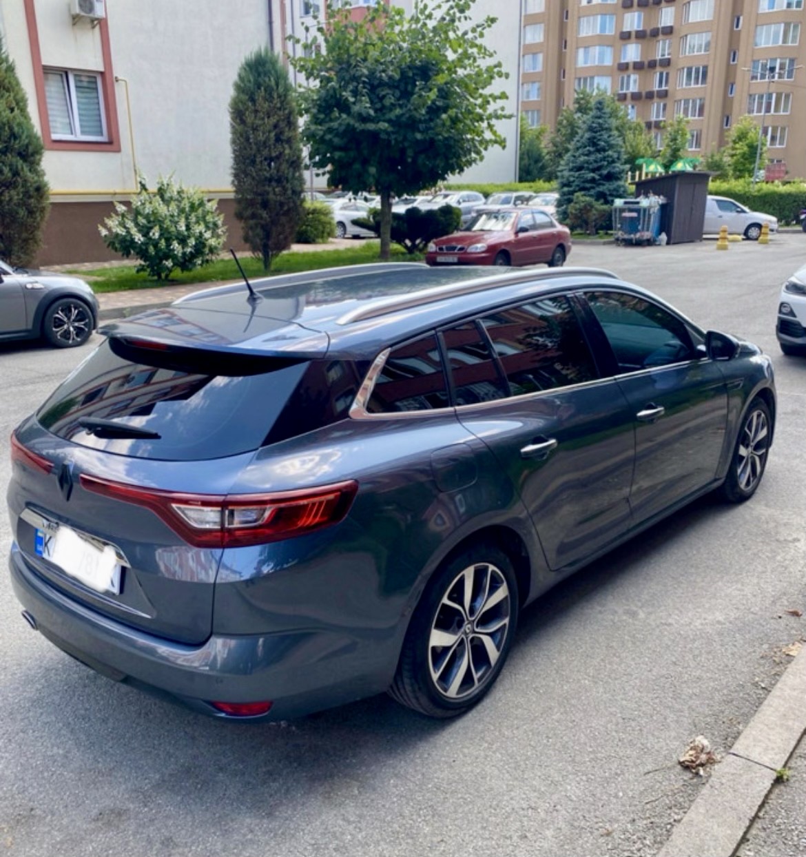 Фото Просторий універсал Renault Megane IV Estate з містким багажником для перевезення посилок, документів, валіз, покупок та малогабаритних вантажів. Автомобіль завжди чистий, справний і готовий до виконання замовлень у Києві та області.