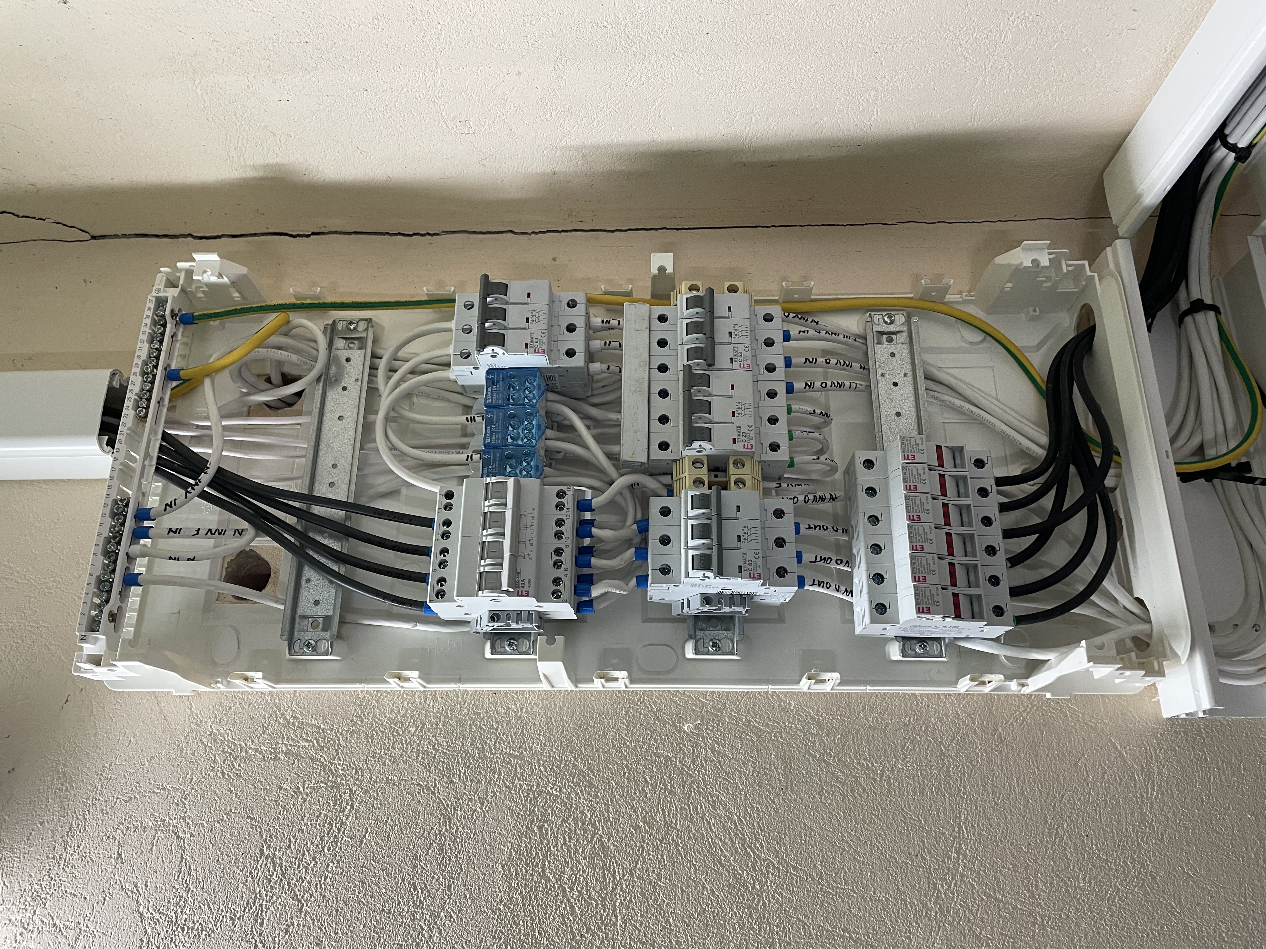 Фото Моменти інсталяції Deye 20 kW HV + Dyness STACK100-4. Працює в парі із мережевим Fronius 10 kW, модернізація станції + підняття потужності до 30 кВт, максимум для домогосподарства під зелений тариф. Під ключ.