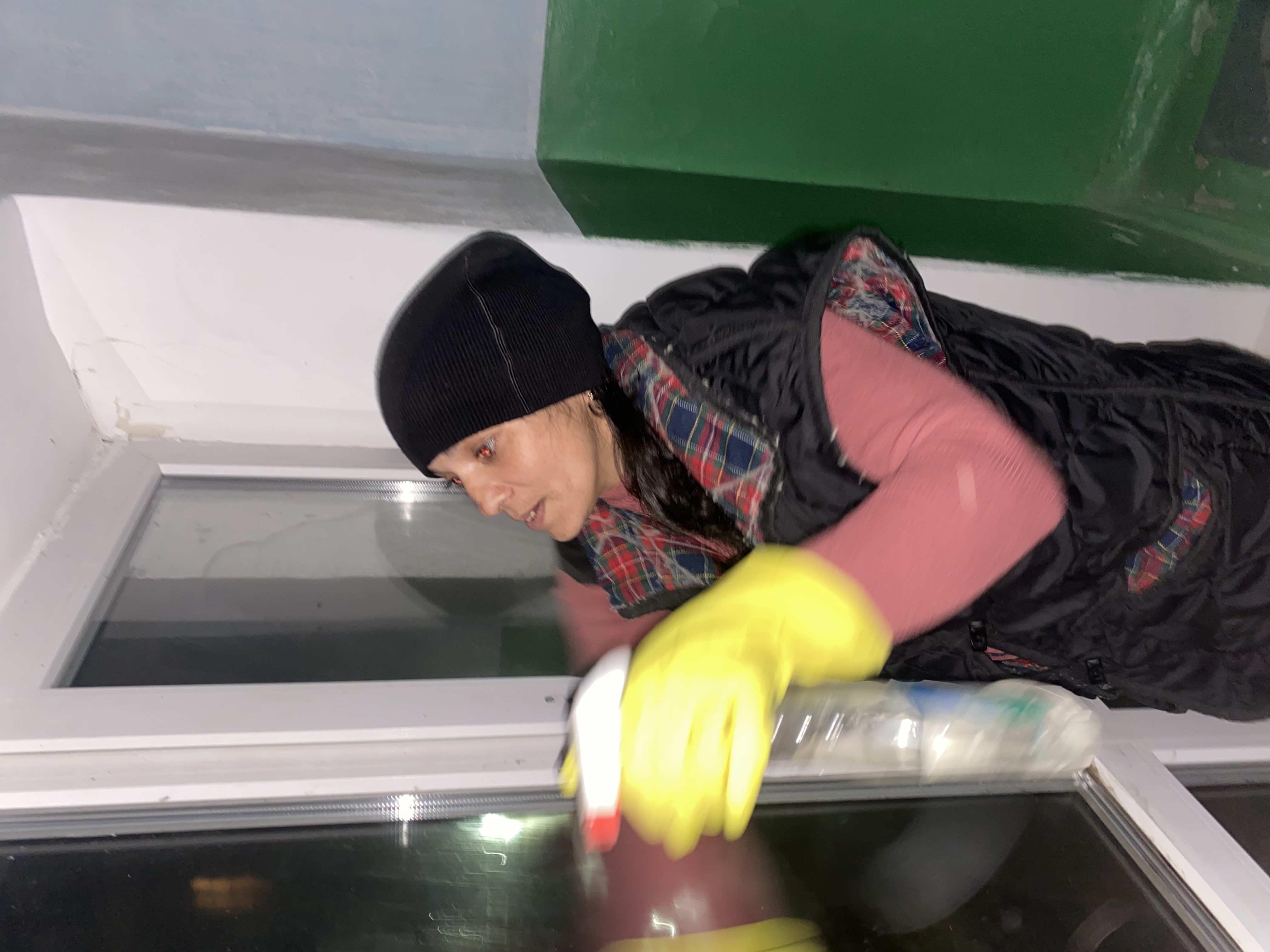 Фото Мийка забруднених вікон підїзда