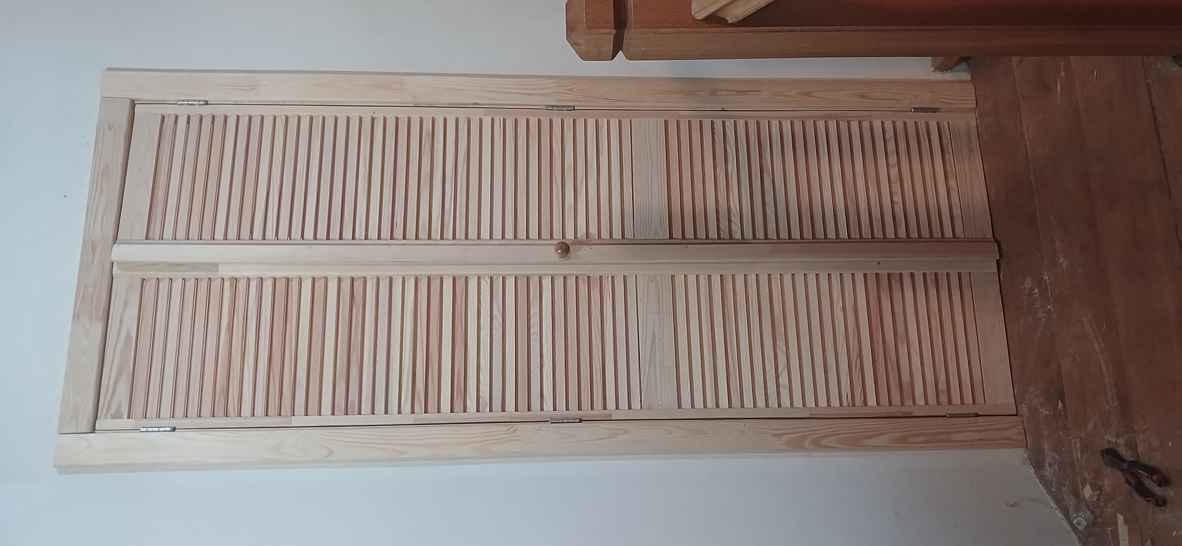 Фото Установить жалюзные  двери  наличники в готовый проём ,тех помищение ,киевская область .