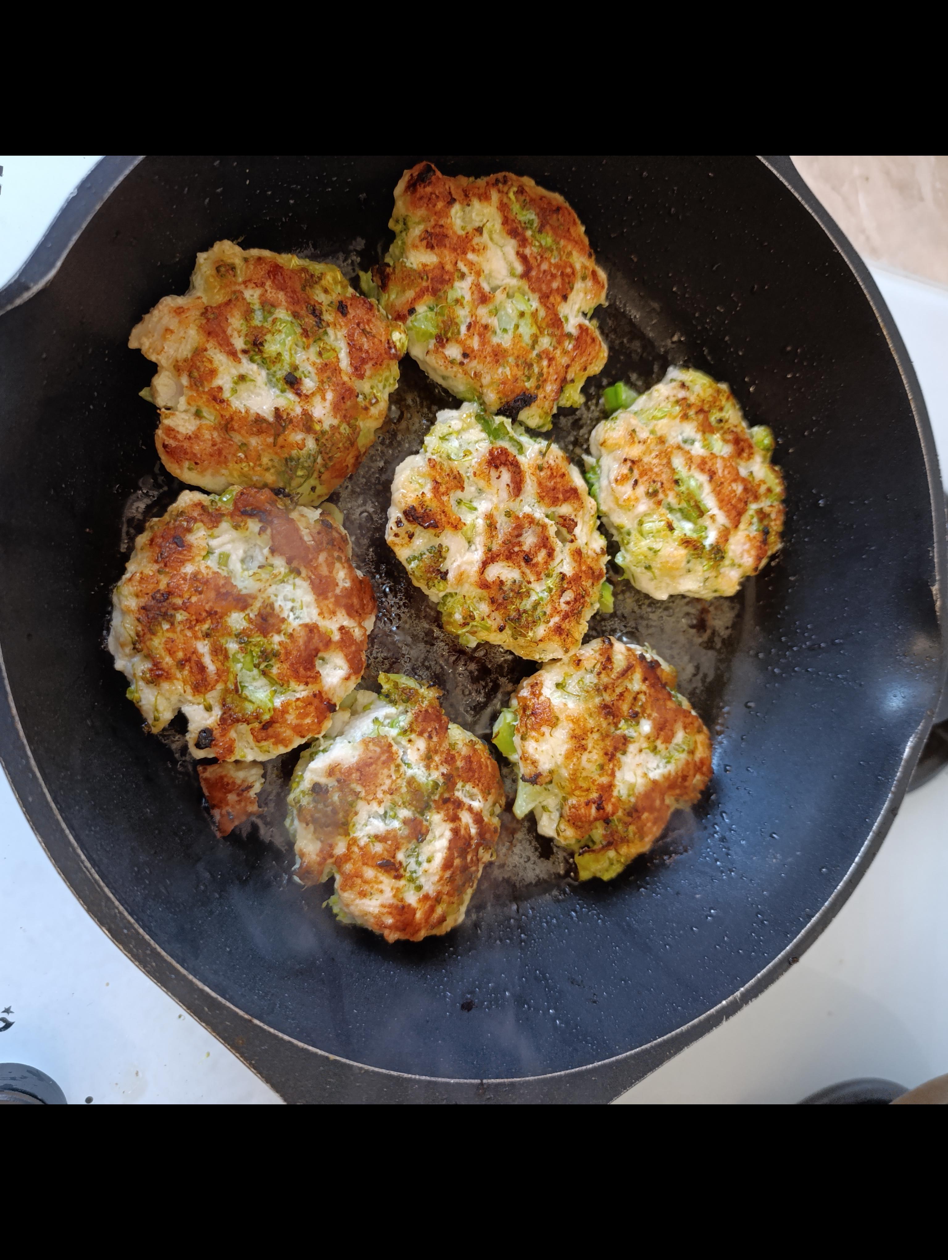 Фото рубленные куриные котлеты с брокколи