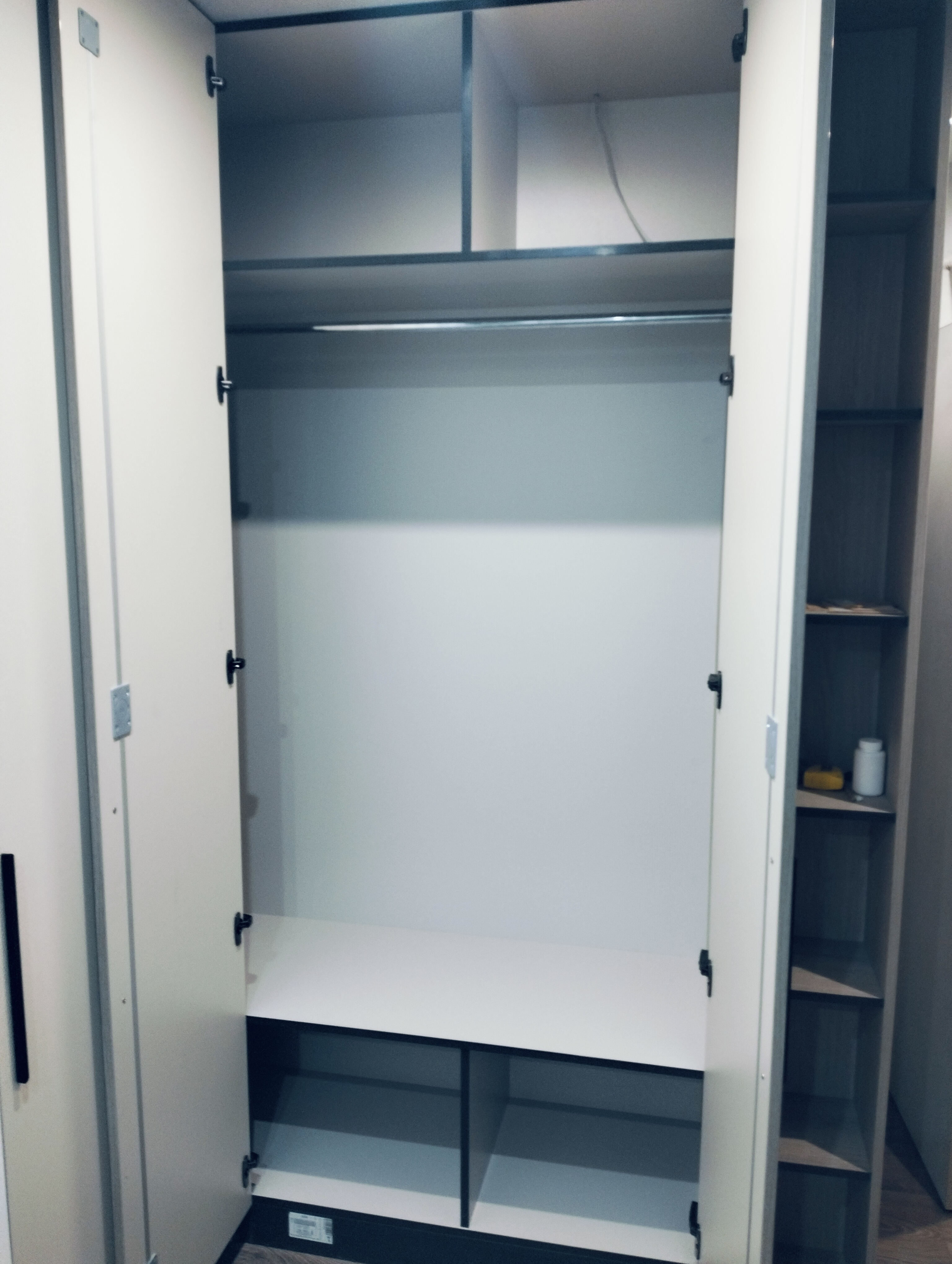 Фото кутова шафа зі штангою 