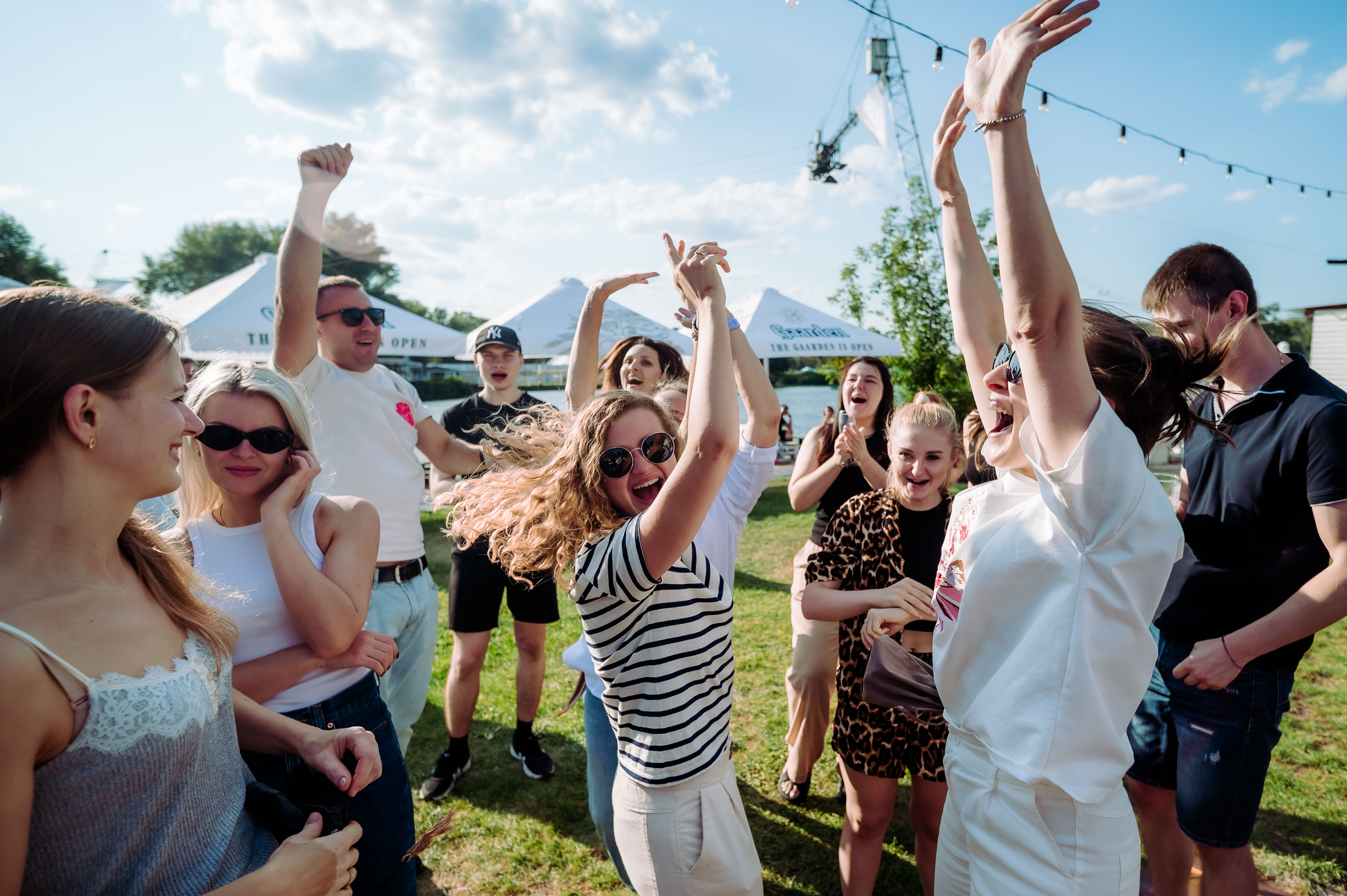 Фото Репортажна зйомка — це мистецтво ловити життя в русі: справжні емоції, живі реакції, події без постановки. Такий стиль показує професіоналізм фотографа у вмінні швидко реагувати, працювати в динамічному середовищі й передавати атмосферу події. Репортажні фото — це не лише документ, а й сильна візуальна історія, що слугує потужною рекламою для подальших проєктів та замовлень.
