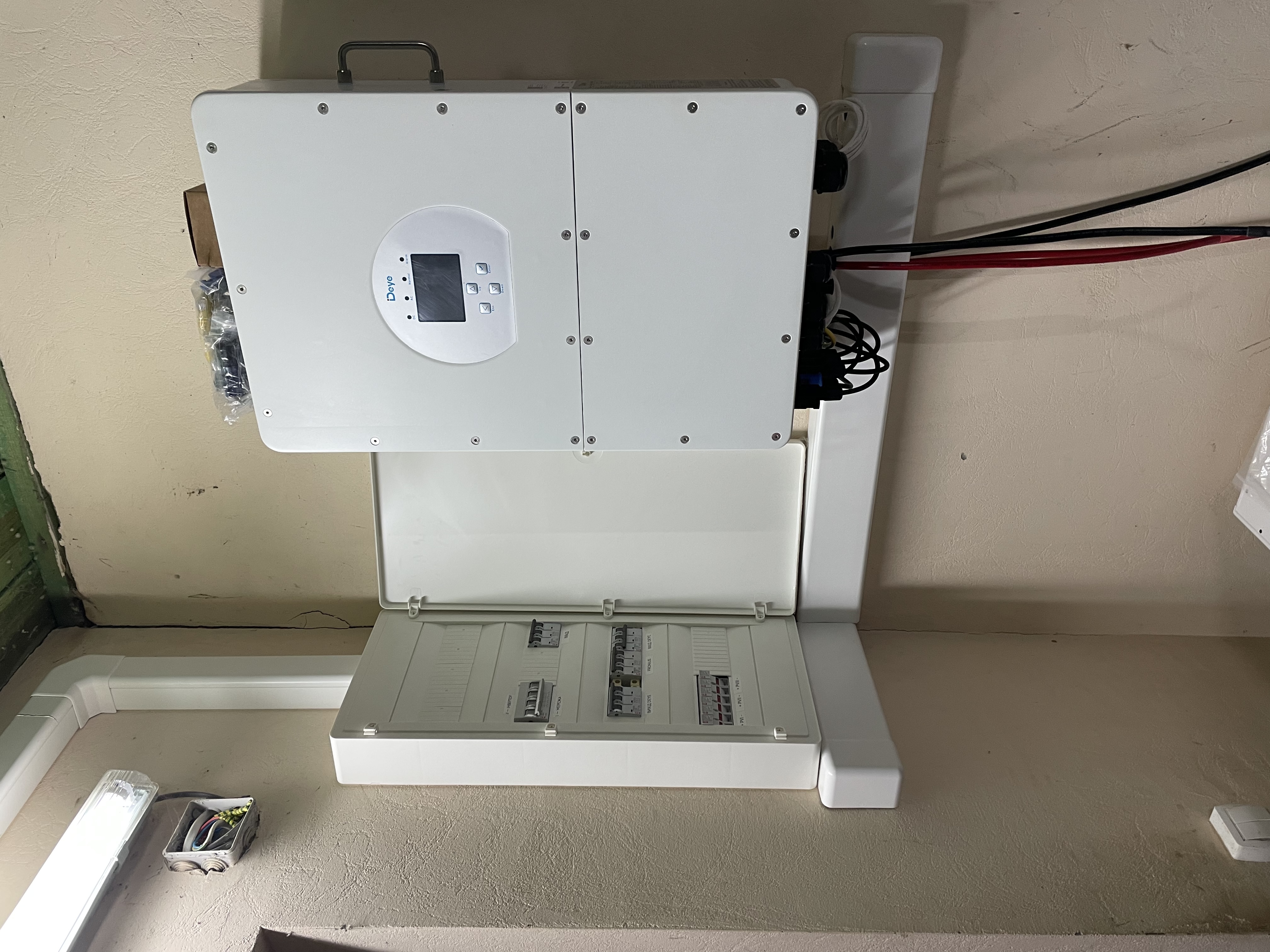 Фото Моменти інсталяції Deye 20 kW HV + Dyness STACK100-4. Працює в парі із мережевим Fronius 10 kW, модернізація станції + підняття потужності до 30 кВт, максимум для домогосподарства під зелений тариф. Під ключ.