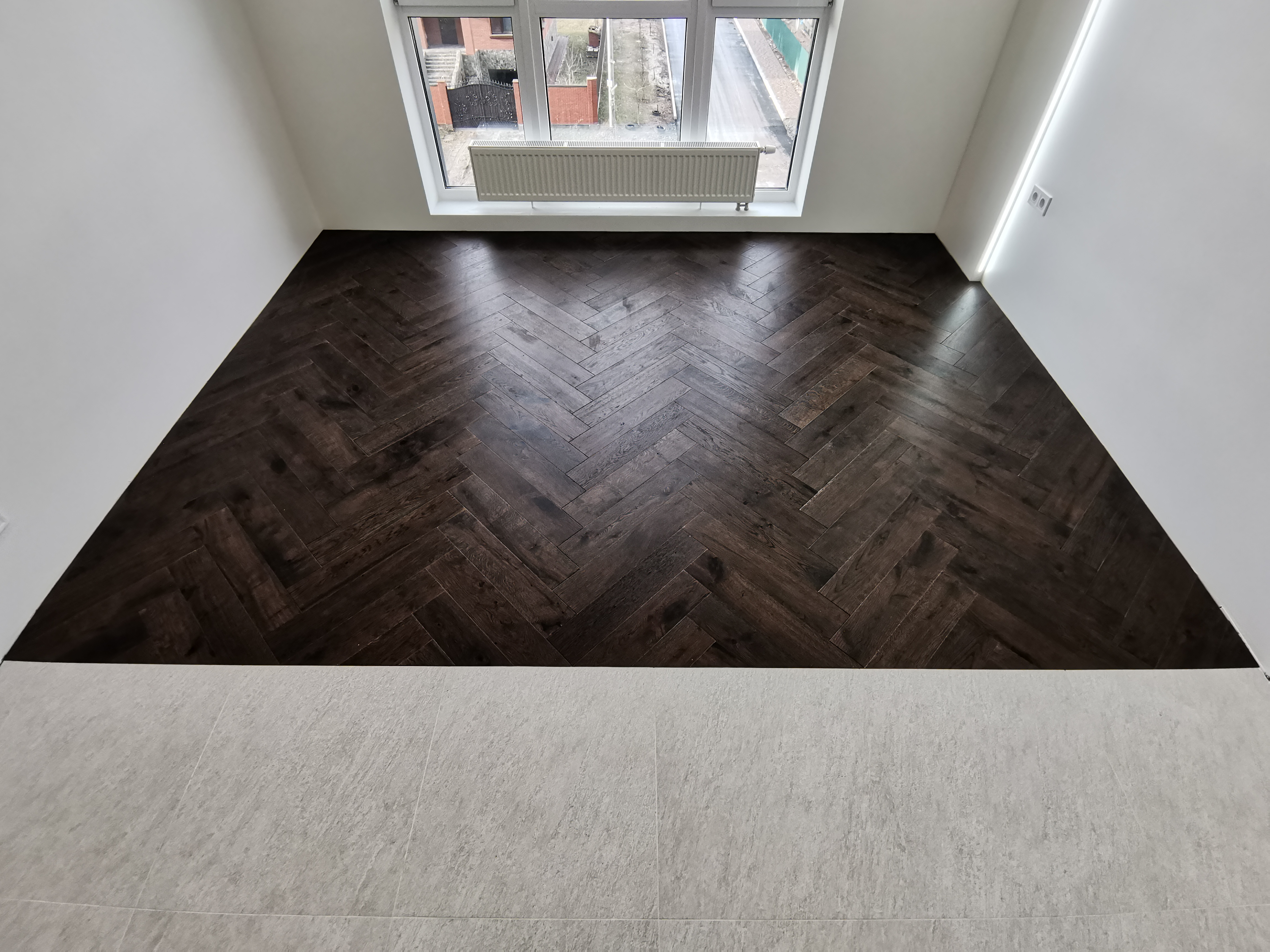 Фото Об'єкт: ЖК "Крона Парк"
Матеріал: паркетна дошка RealWood на клей, основа фанера.