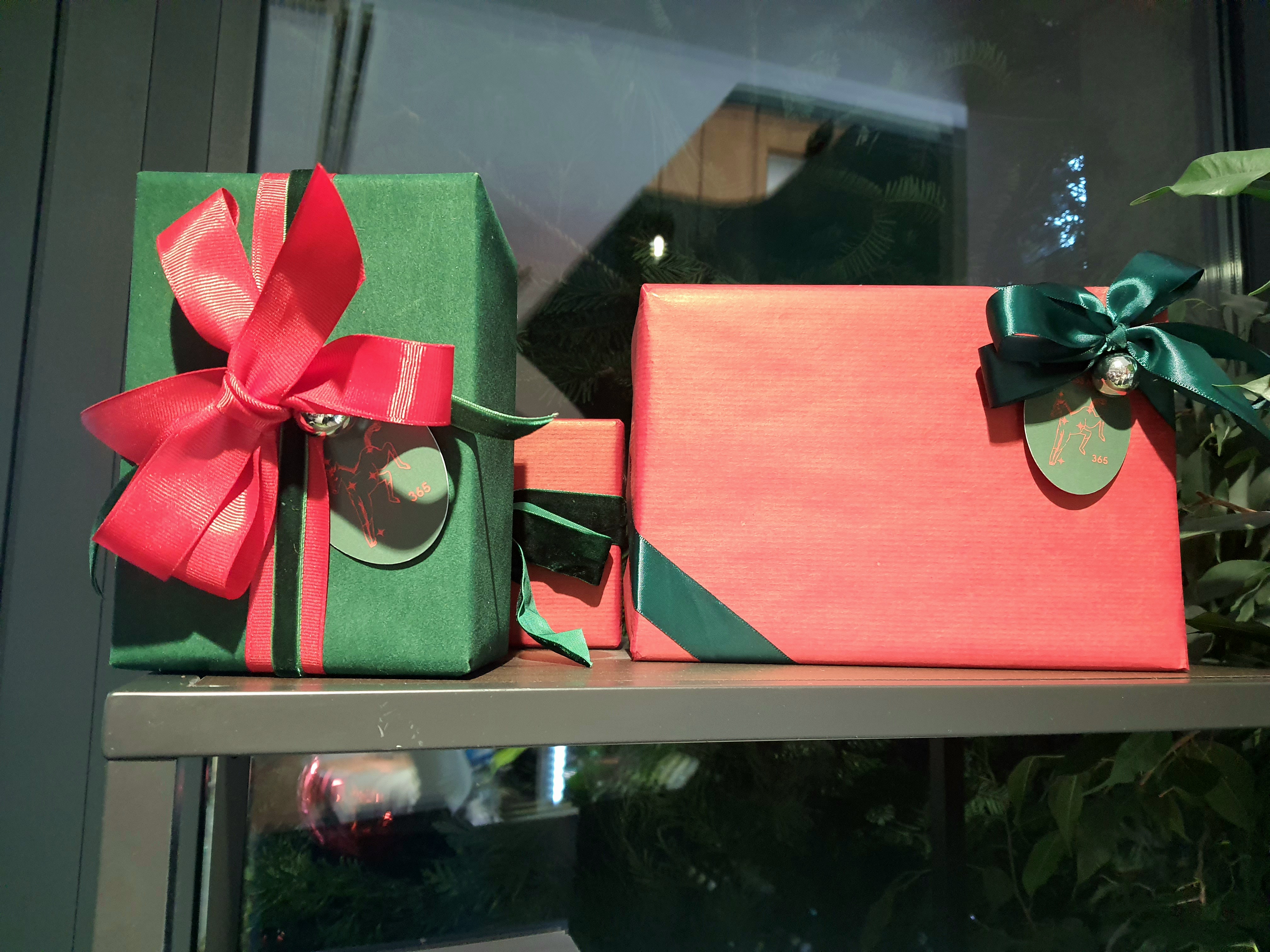 Фото Святкове упакування подарунків