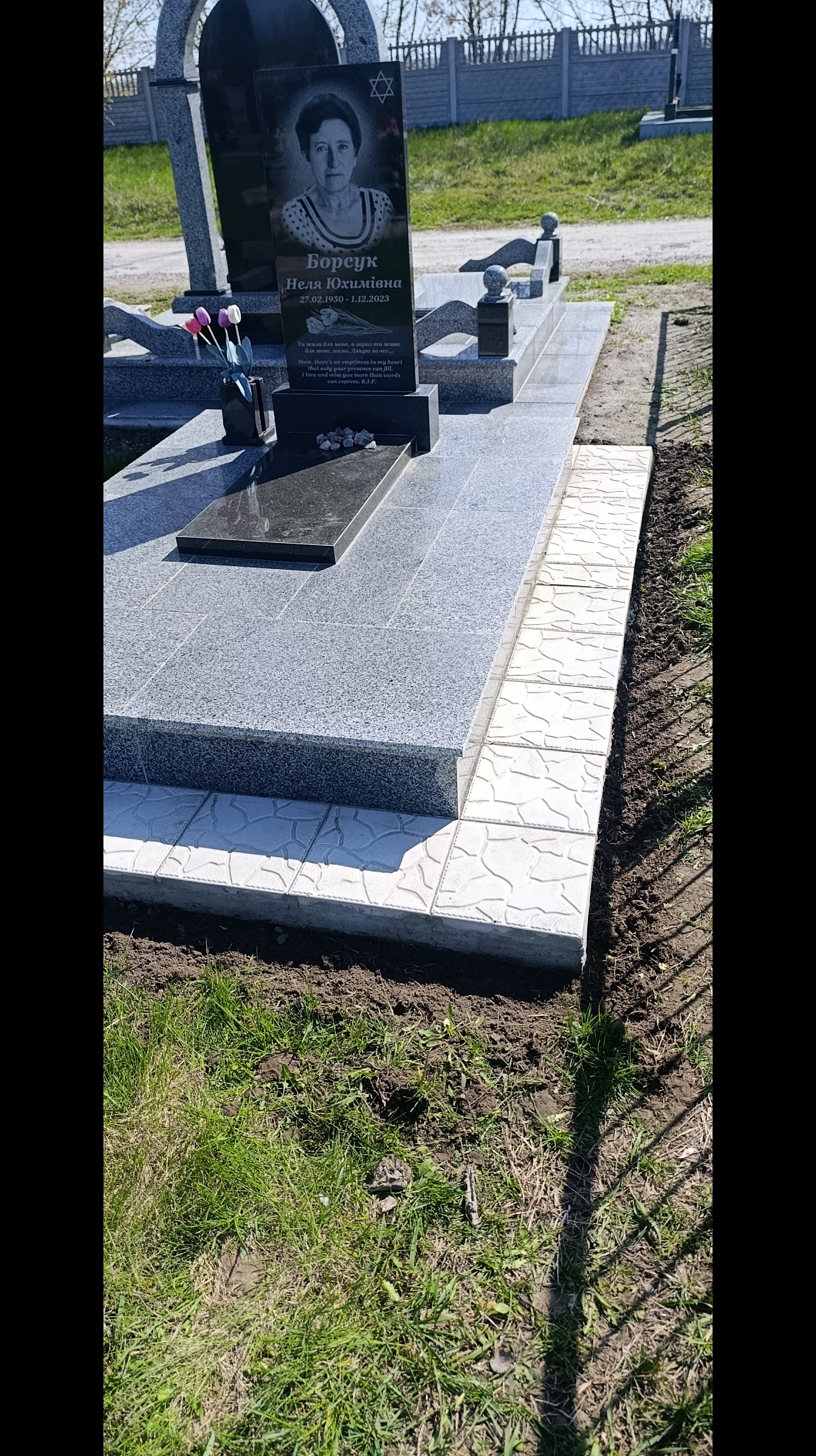 Фото робота на кладовищі