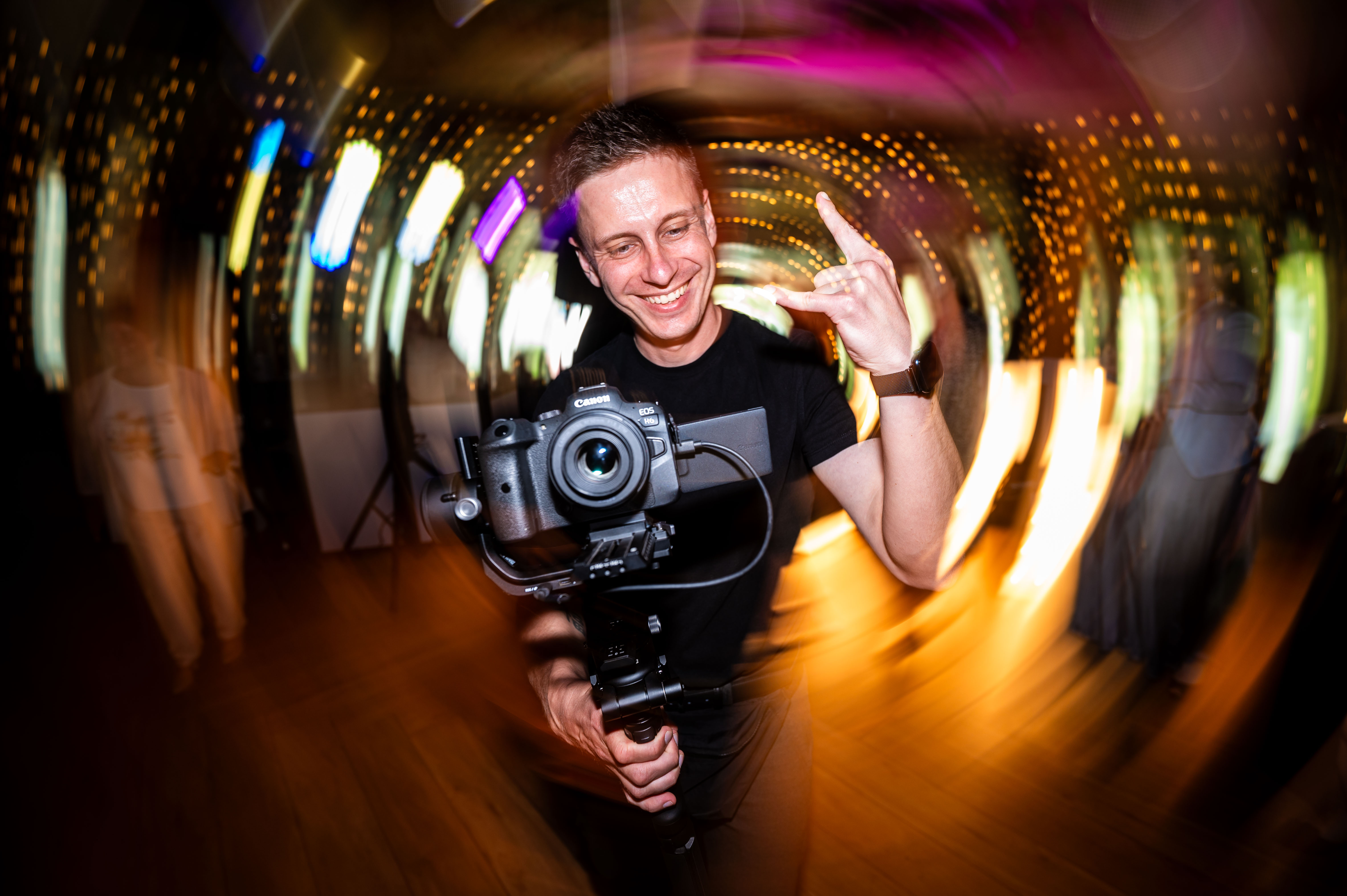 Фото Репортажна зйомка — це мистецтво ловити життя в русі: справжні емоції, живі реакції, події без постановки. Такий стиль показує професіоналізм фотографа у вмінні швидко реагувати, працювати в динамічному середовищі й передавати атмосферу події. Репортажні фото — це не лише документ, а й сильна візуальна історія, що слугує потужною рекламою для подальших проєктів та замовлень.
