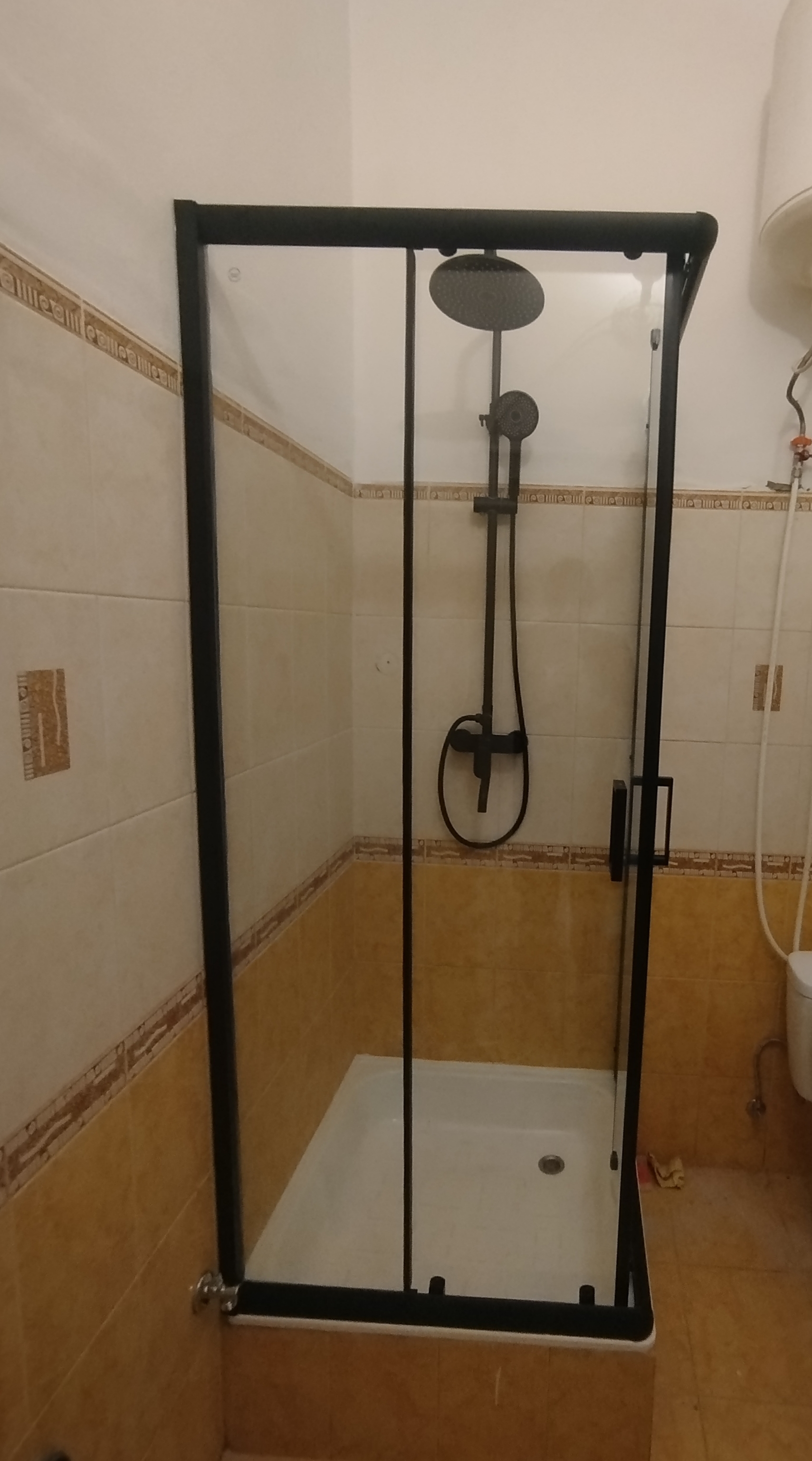 Фото Монтаж душової кабіни 80х80 та душової стійки 