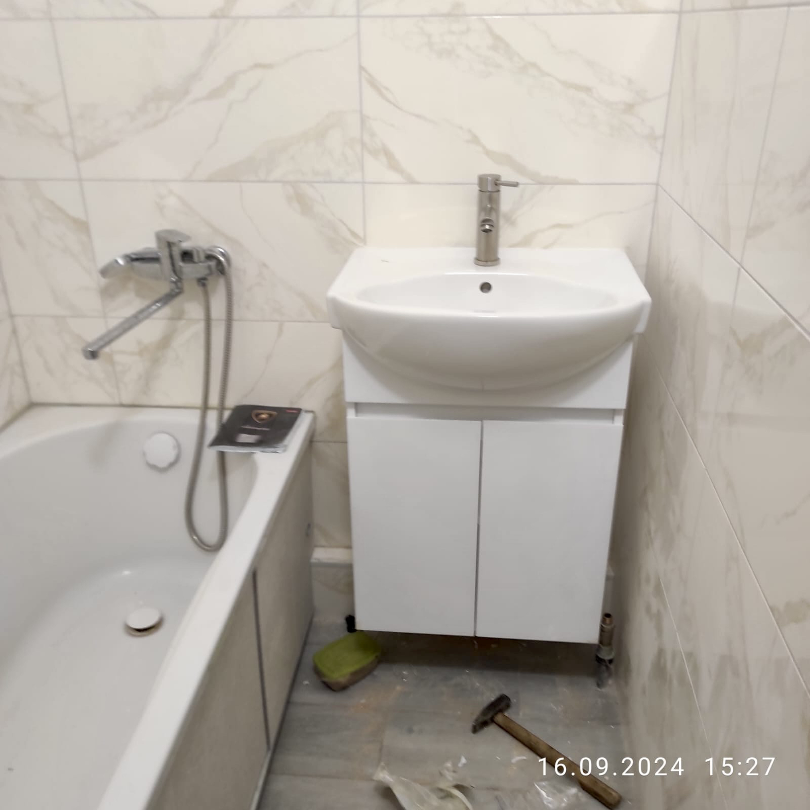 Фото Установка умивальника та змішувача