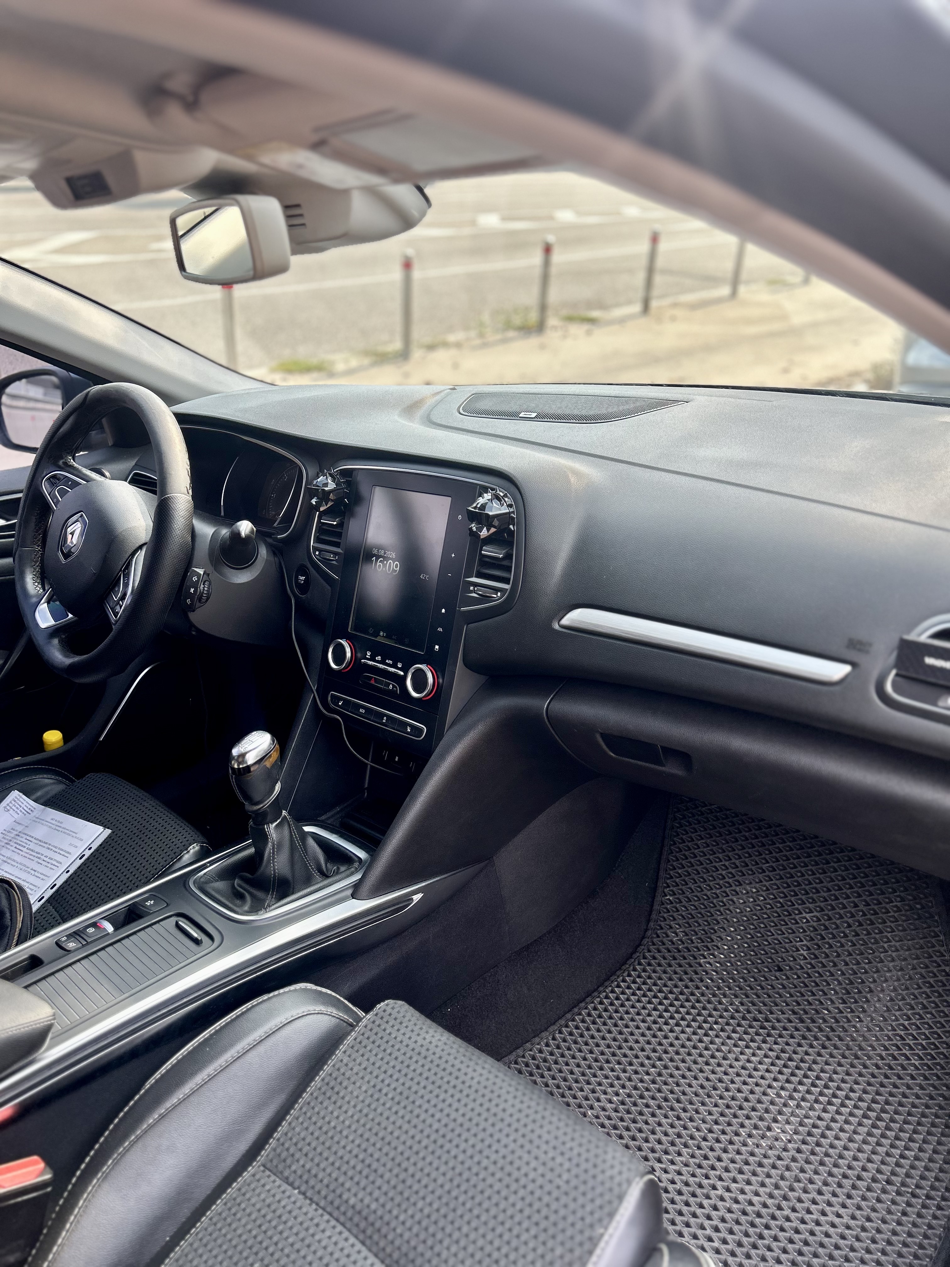 Фото Чистий та доглянутий салон Renault Megane IV Estate. Комфортне перевезення пасажирів по Києву та області. Автомобіль регулярно прибирається, в салоні не палять.