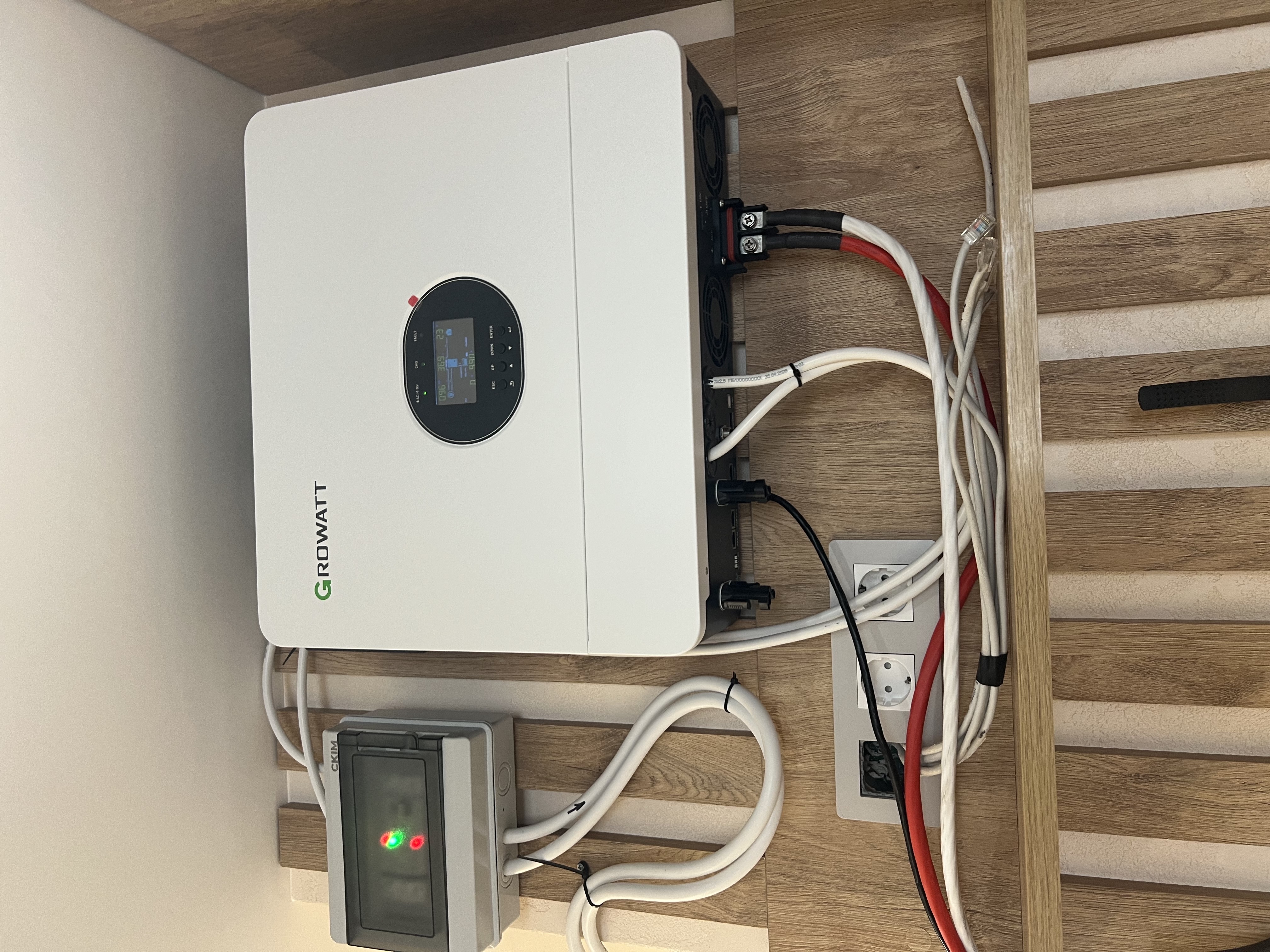 Фото монтаж, підключення і налаштування системи енергозбереження Growatt 