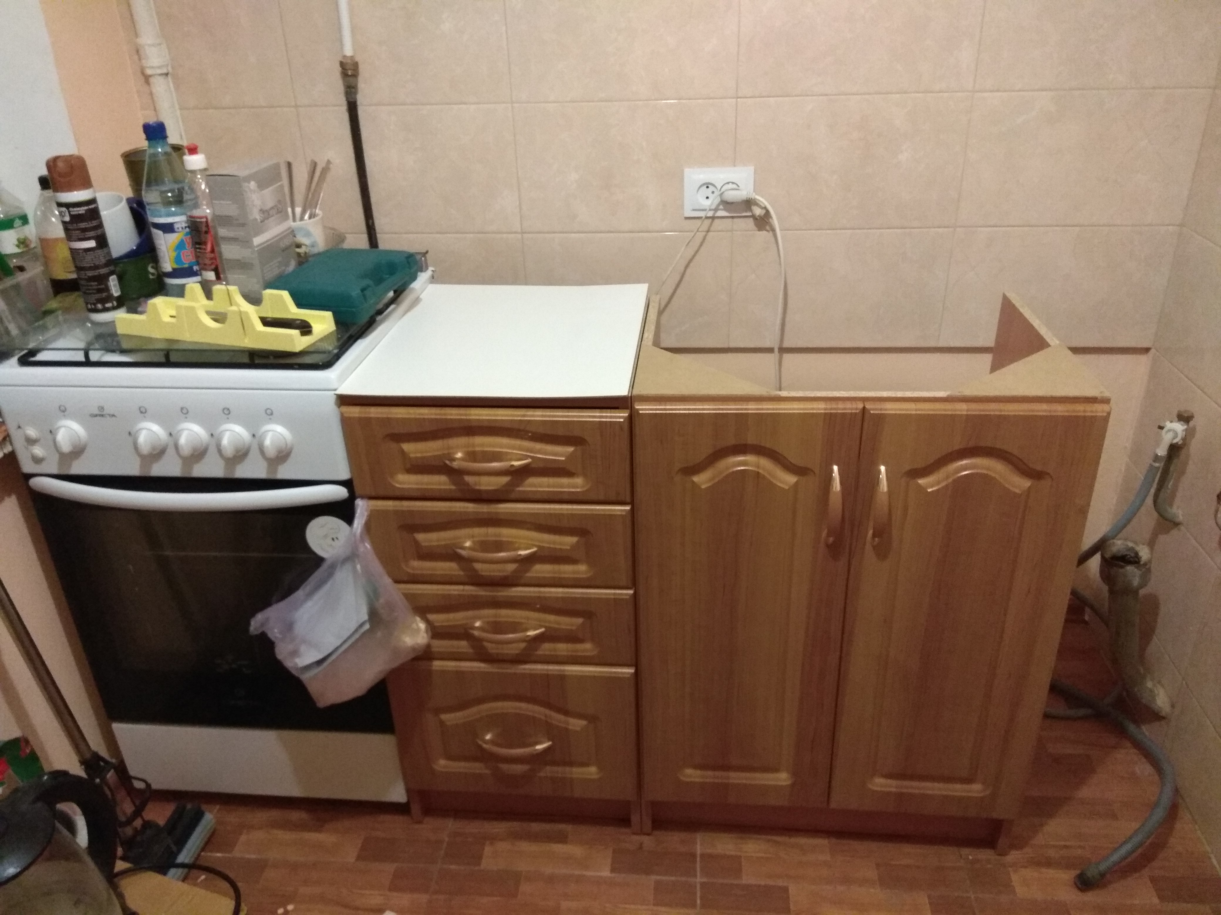 Фото Сборка и установка/навешивание модульной кухни "Корона".
Время на работу: три дня на весь комплект гарнитура (4 верхних шкафа и 3 нижних).