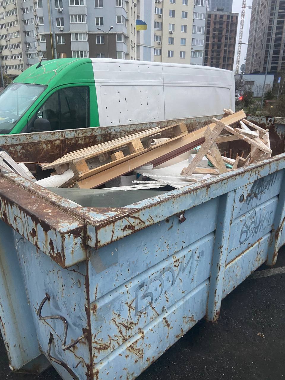 Фото вынос мусора в контейнер 