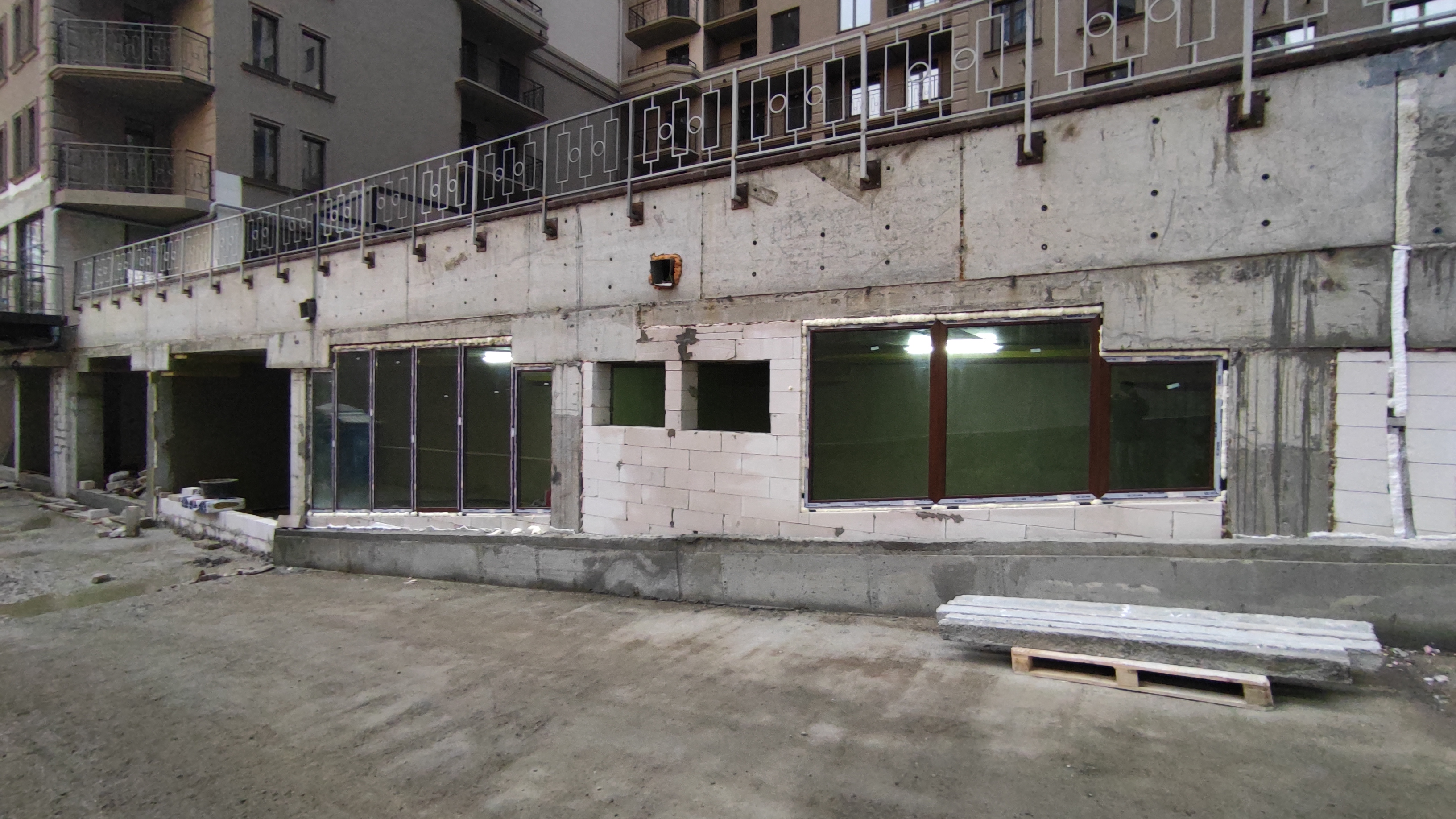 Фото Установка сложной металопластиковой конструкции