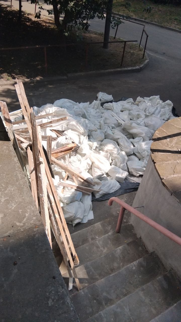 Фото Демонтували стіни, зафасували мішки та вивезли будівельне сміття