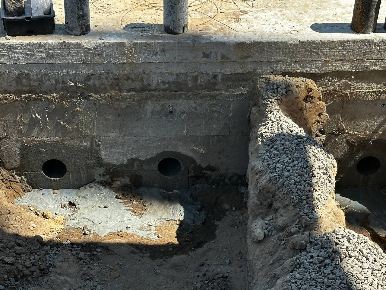 Фото Вибурено 8 отворів для стоку води в басейні 
