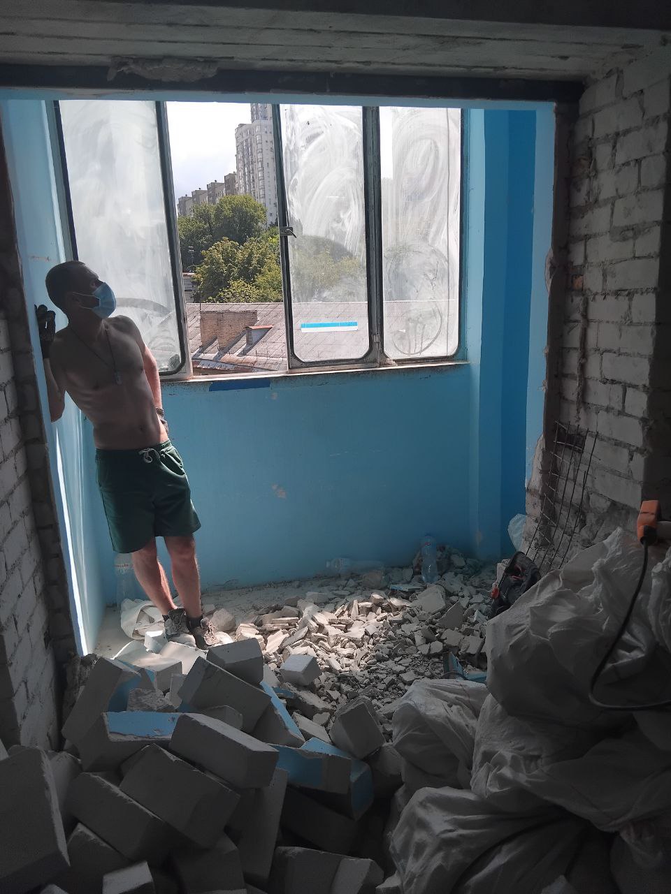 Фото Демонтували стіни, зафасували мішки та вивезли будівельне сміття