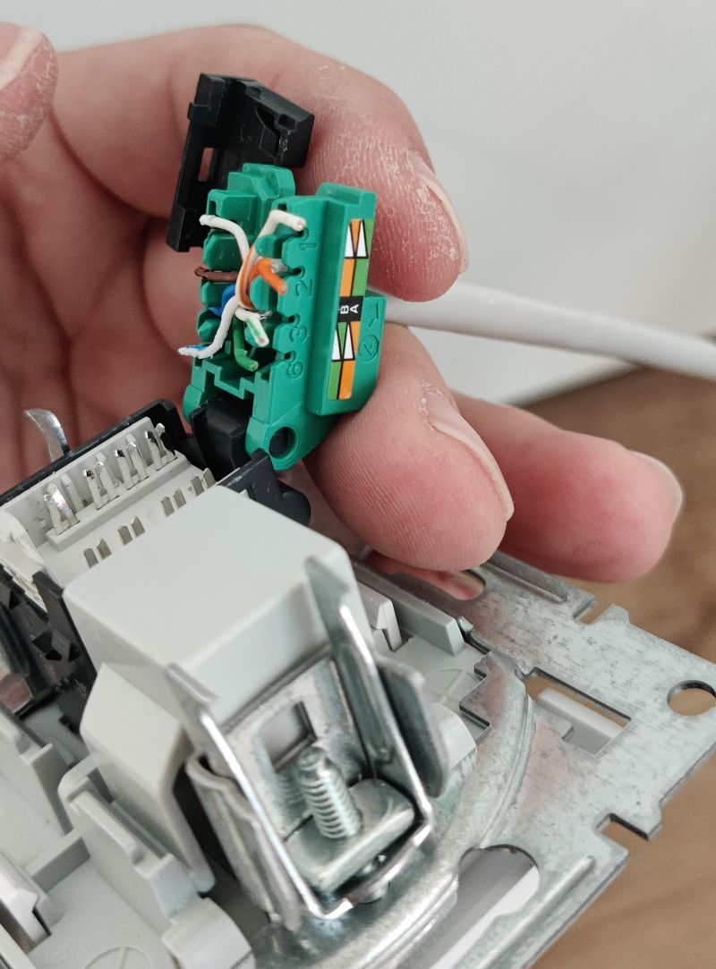 Фото Підключення інтернет розетки Schneider Electric Electric модель SEDNA 2021