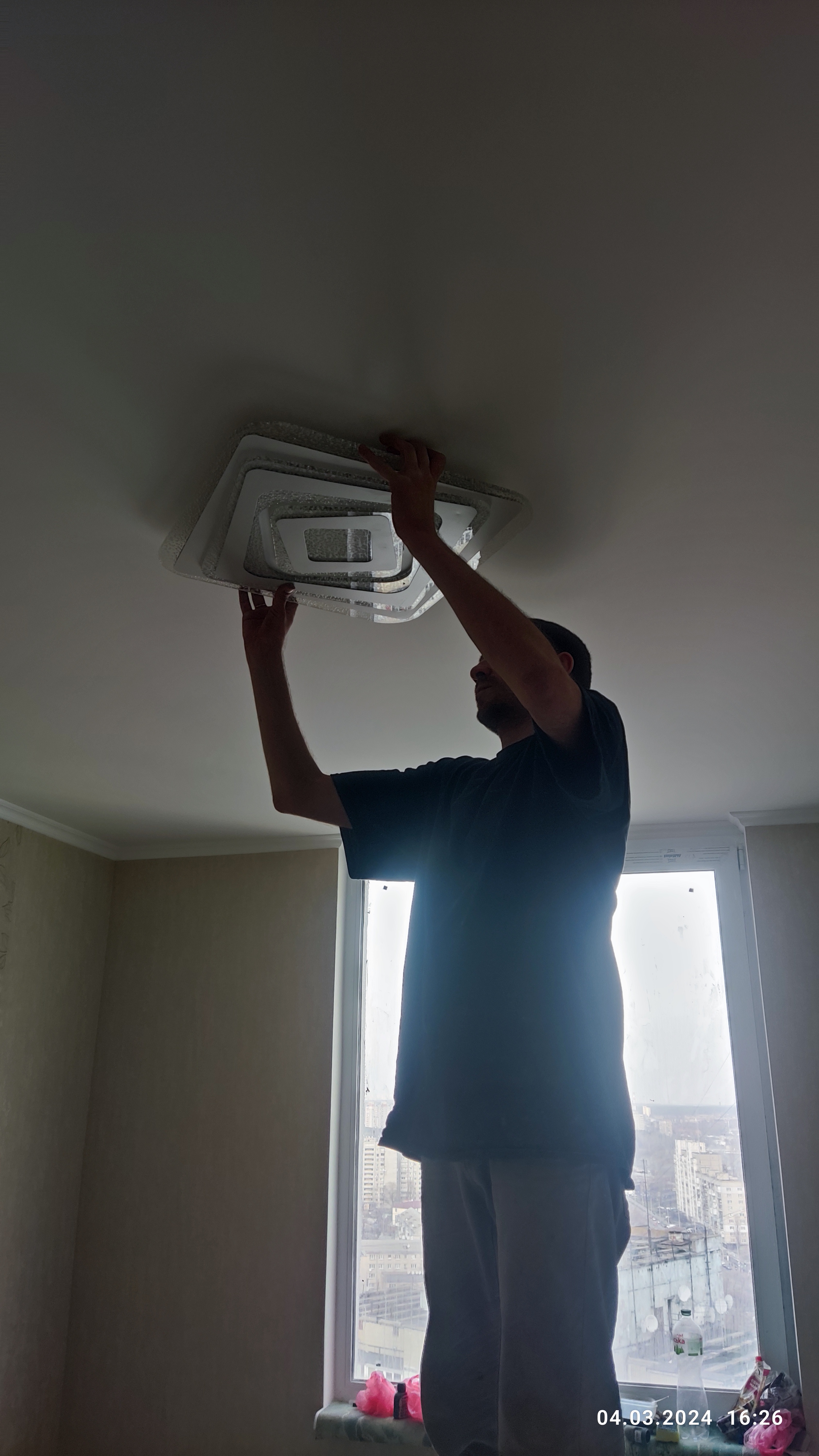 Фото Монтаж люстры 