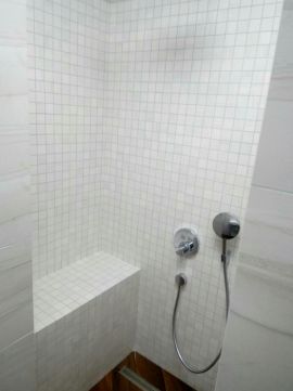 Фото Укладка плитки и мозаики в санузле под ключ.Штукатурка основания,нанесение гидроизоляционной смеси,грунтовка перед укладкой.