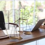 Складання договорів та юридичних документів