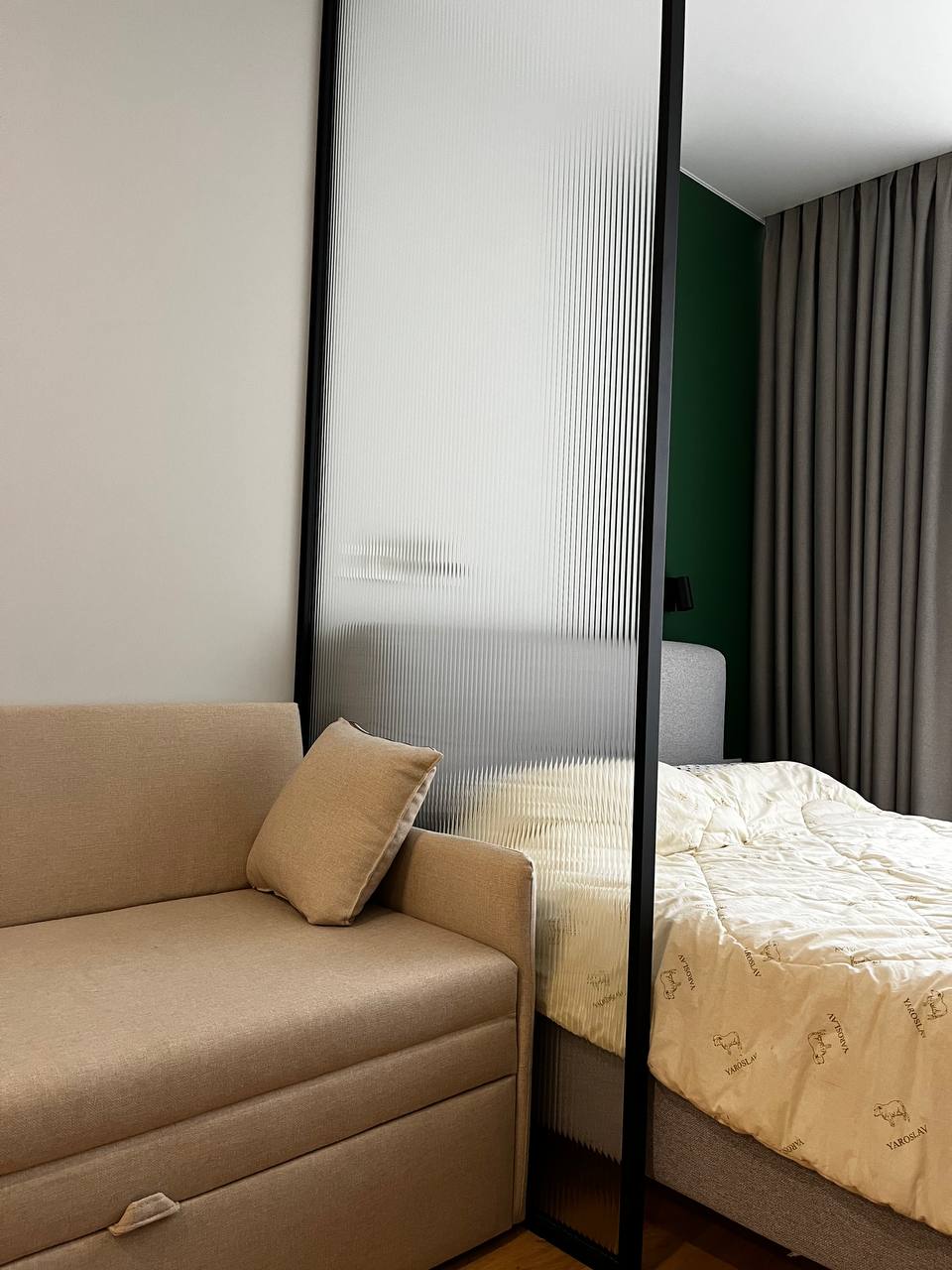 Фото Реалізувала проєкт квартири площею 27 м². Дизайн виконано під моїм авторським наглядом згідно затвердженого проєкту. Повністю контролювала ремонтні роботи, займалась підбором матеріалів, комплектацією, організацією доставок та всіма етапами втілення.