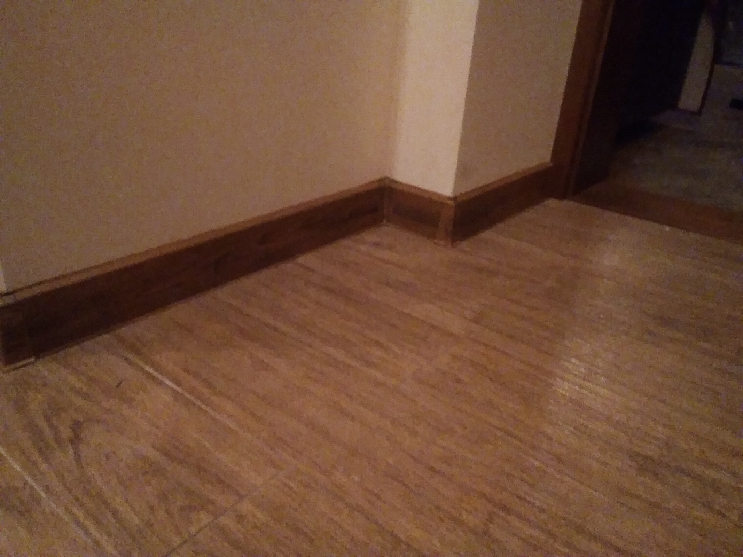 Фото Установка пластикового плинтуса King floor.