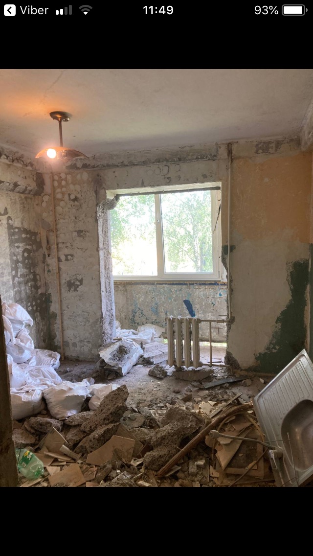 Фото демонтаж оконної тумбы, демонтаж стен. демонтаж стіни під вікном