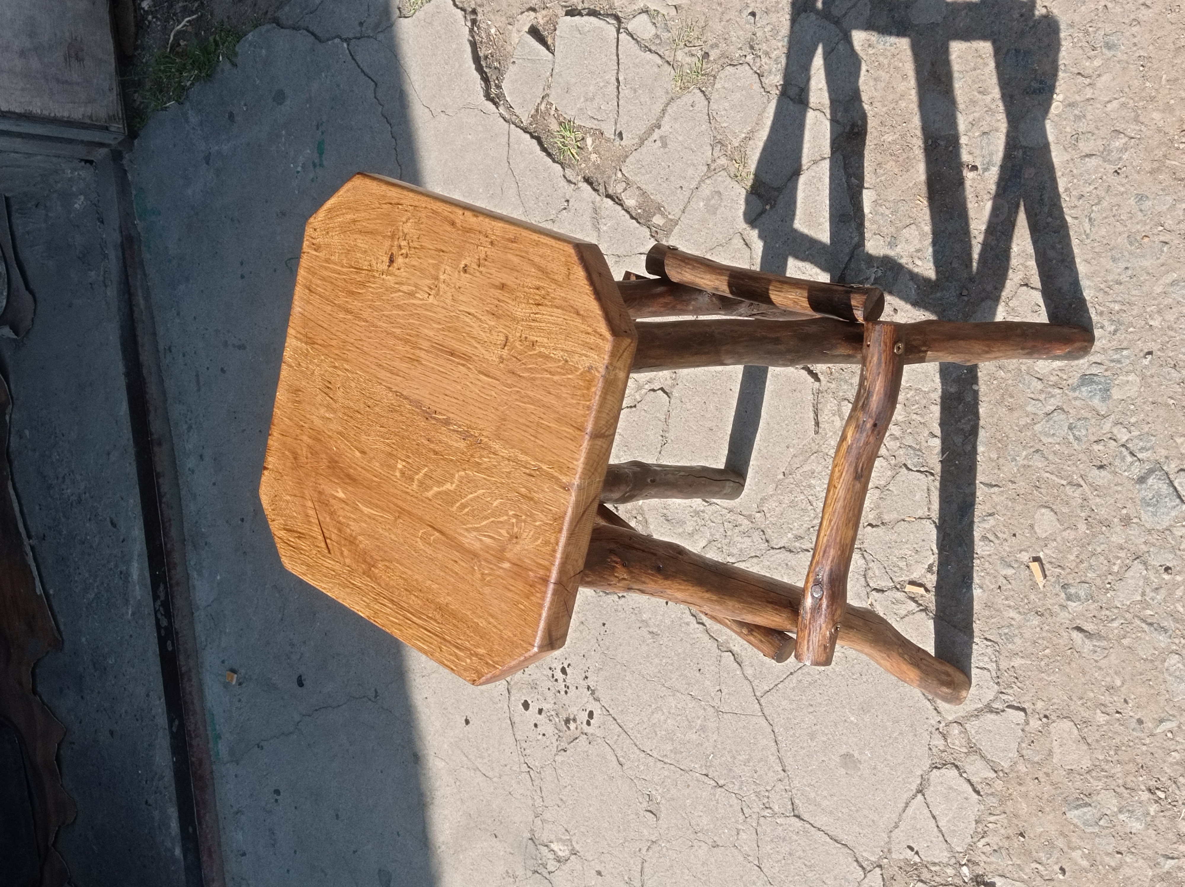 Фото табурет из дуба на ветвях