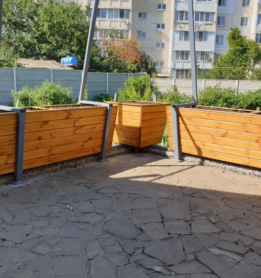Фото Необычный заборчик, по которому должен плестись виноград, создавая уютное место под уличные посиделки.