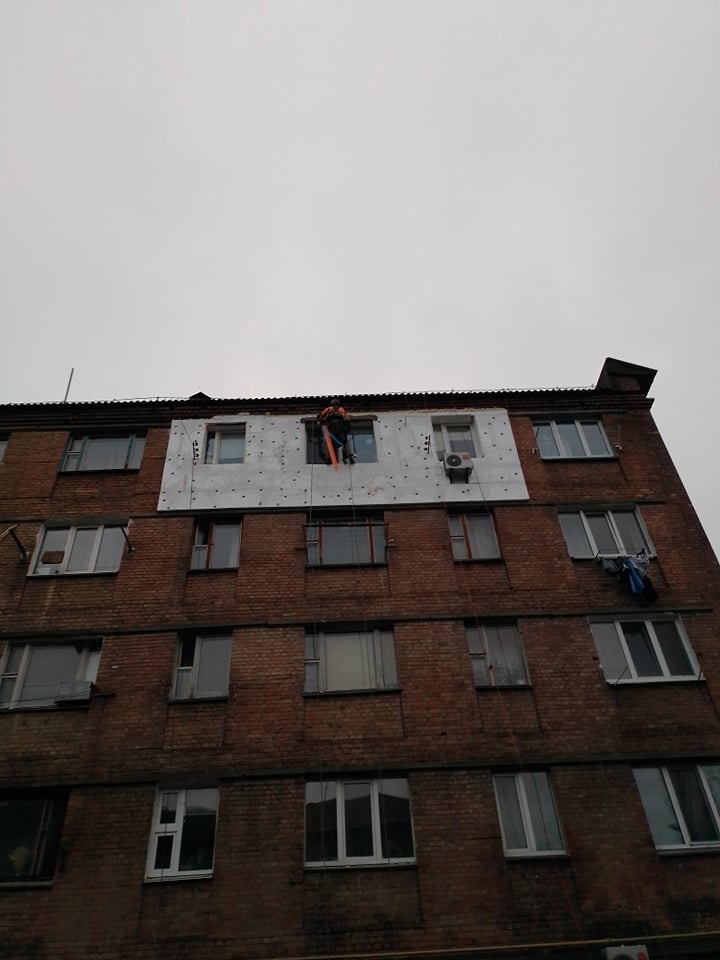 Фото Набивка пінопласту на фасад.