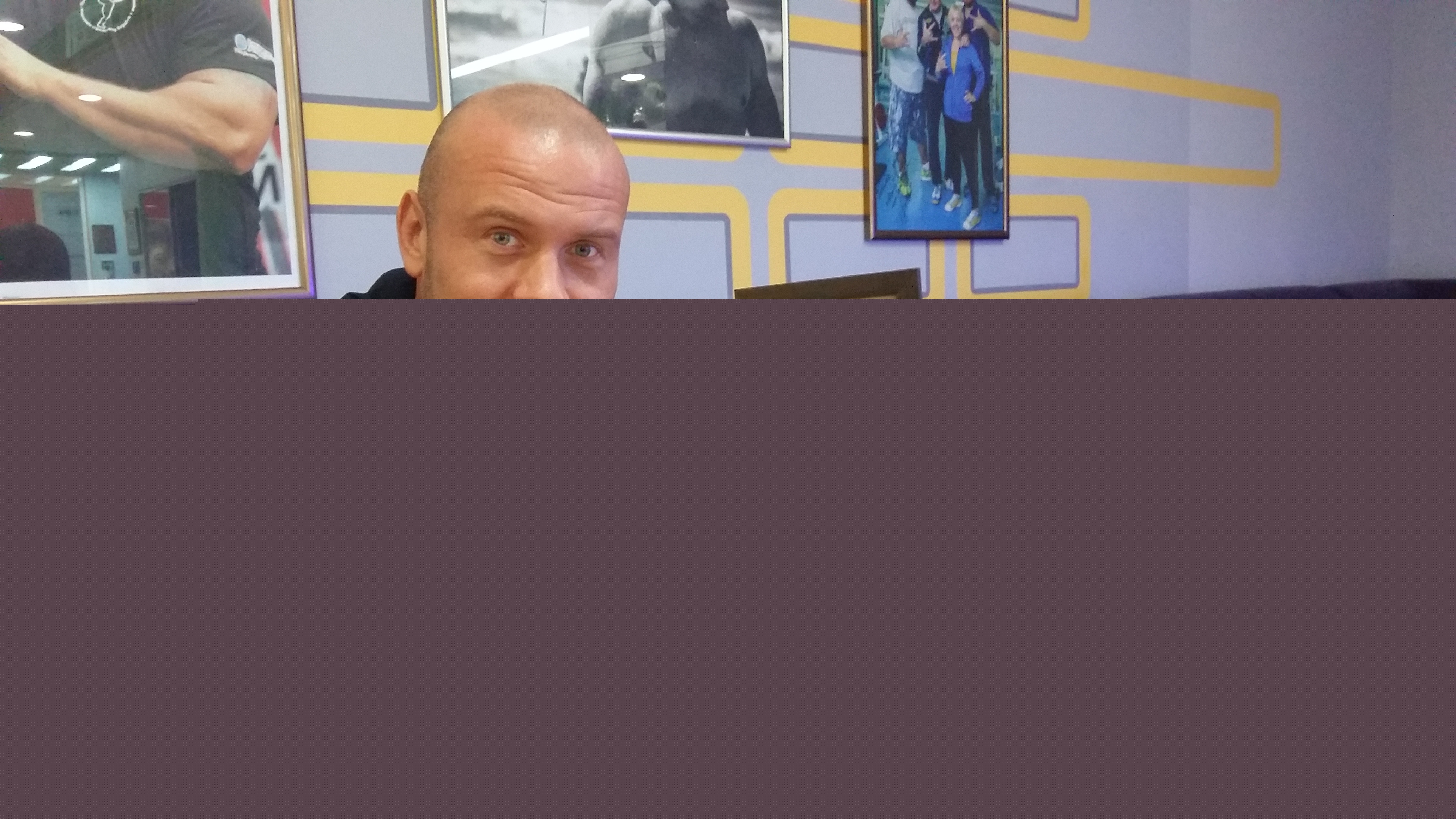 Фото Слава Узелков получил флешку в виде ключа на которой записан фильм-послание его  сыну накануне Первого сентября . Фильм создан на основе интервью. 