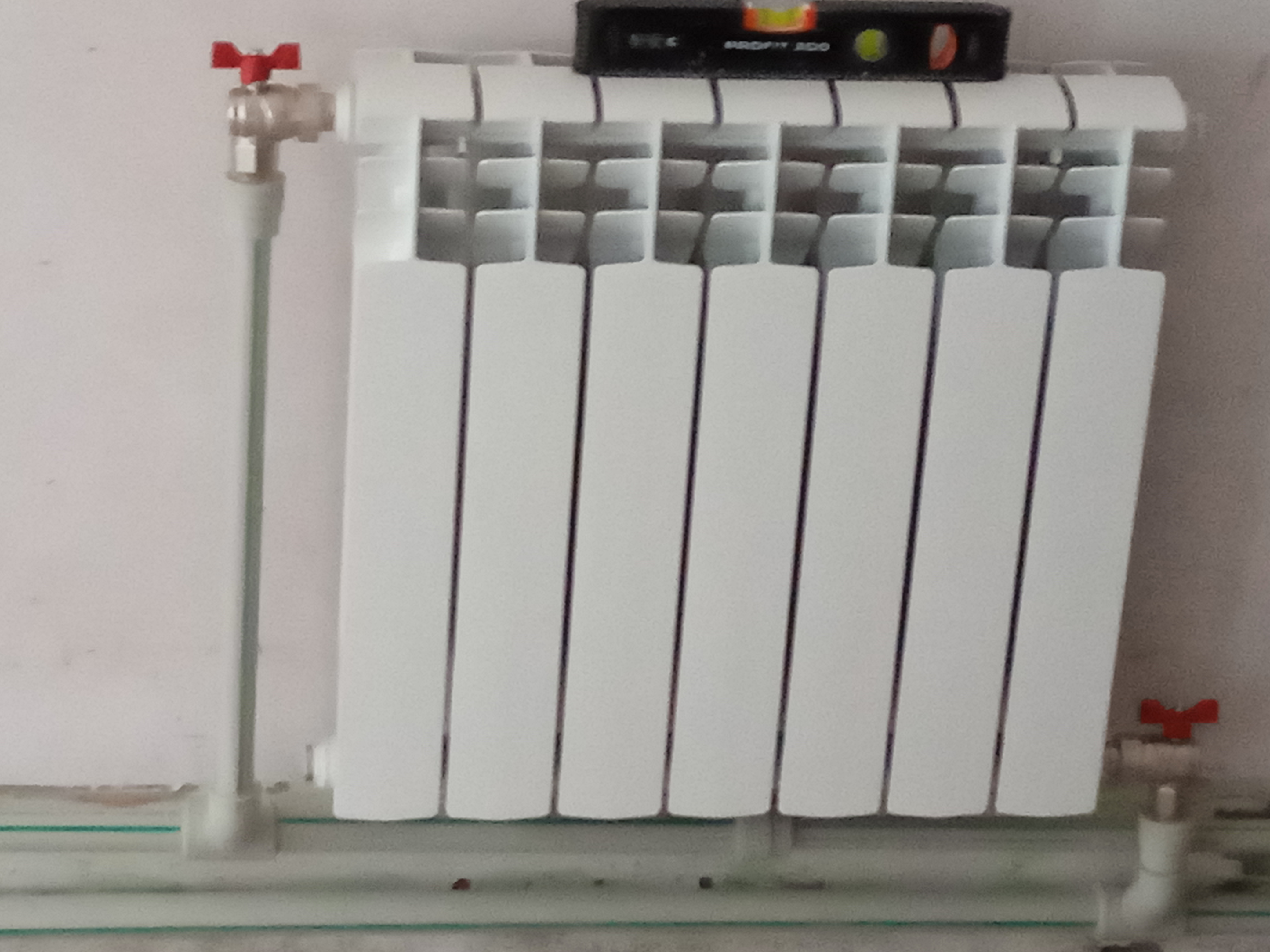 Фото установка радиаторов по лазерному уровню