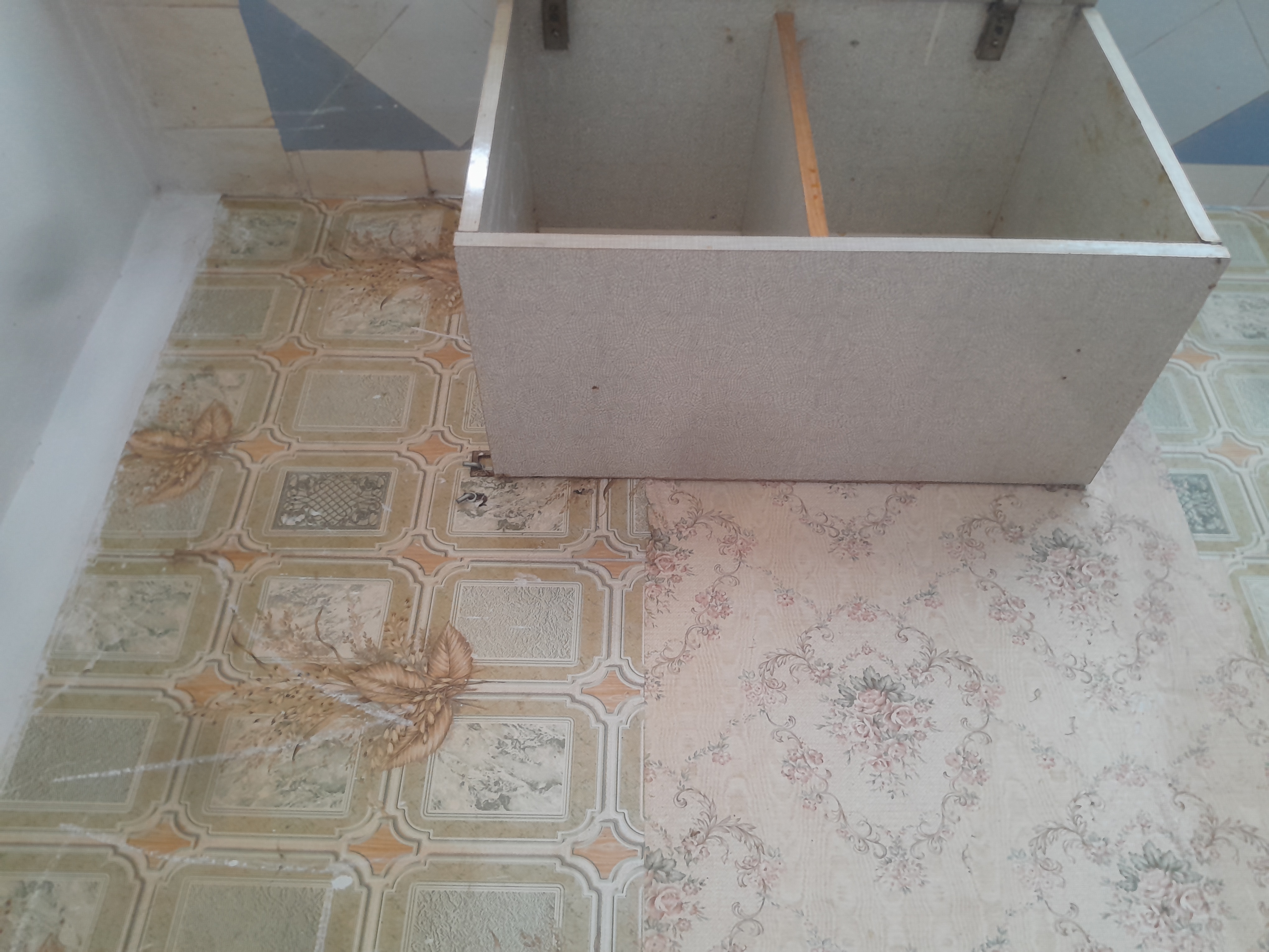 Фото перевішав кухонні шафи з завершенням в бетонний стіні.