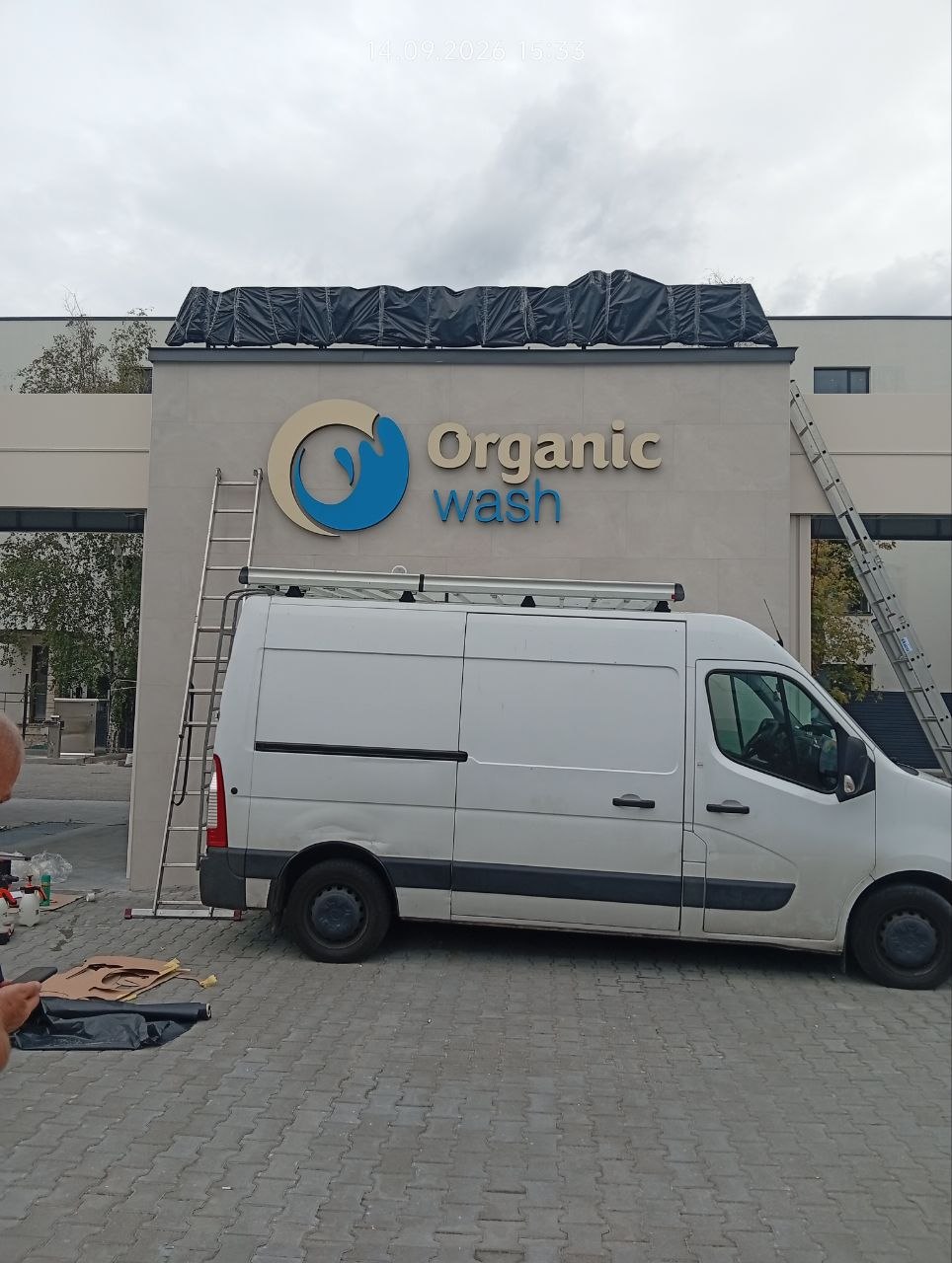 Фото Монтаж окремих букв без рами в плитку 