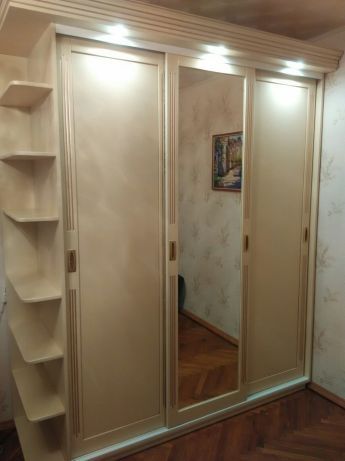 Фото Шкаф купе из массива ясеня с подсветкой. Сроки выполнения работы около 20 рабочих дней.
