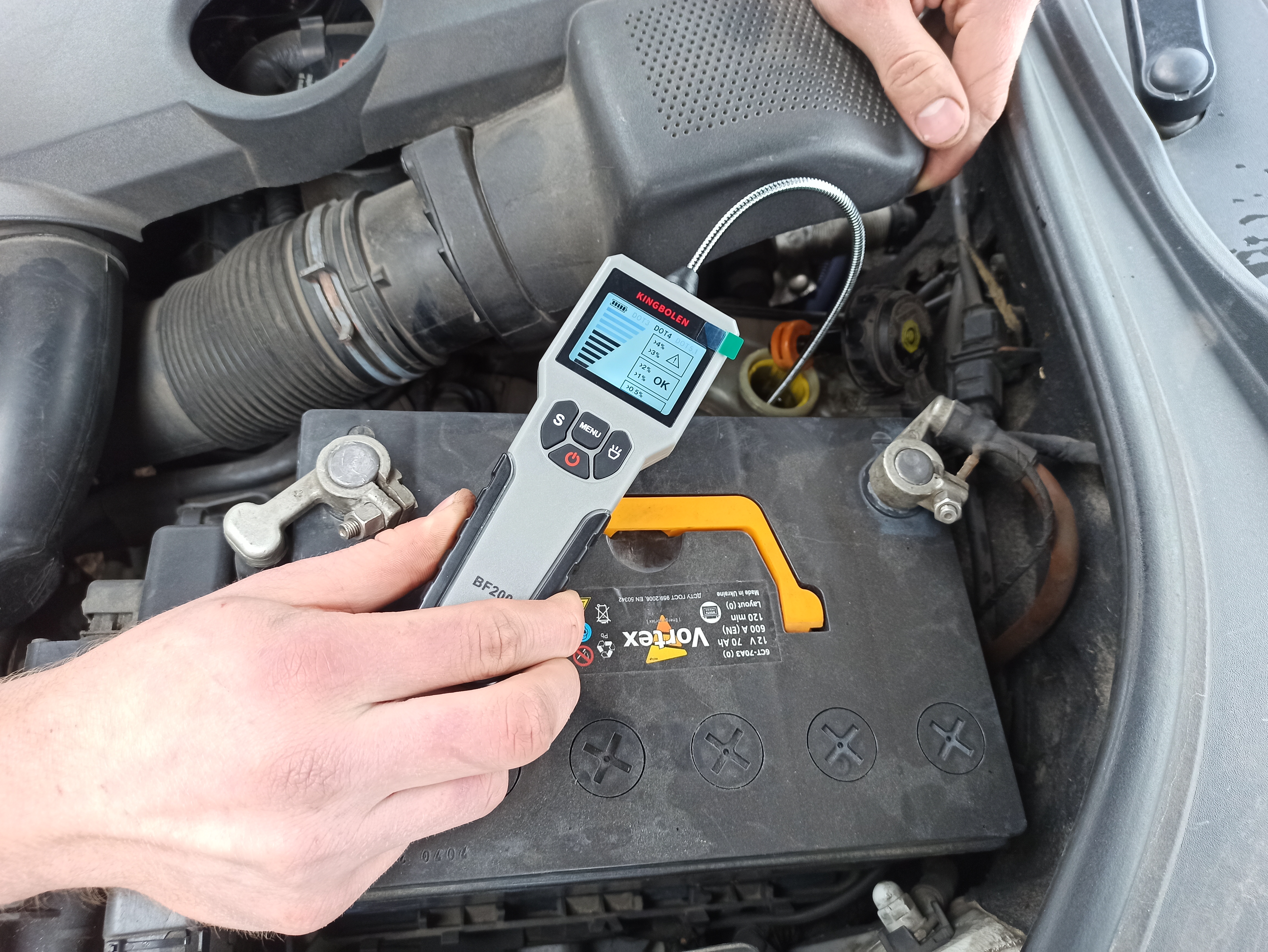 Фото Провірка стану гальмівної рідини професійним приладом KINGBOLEN