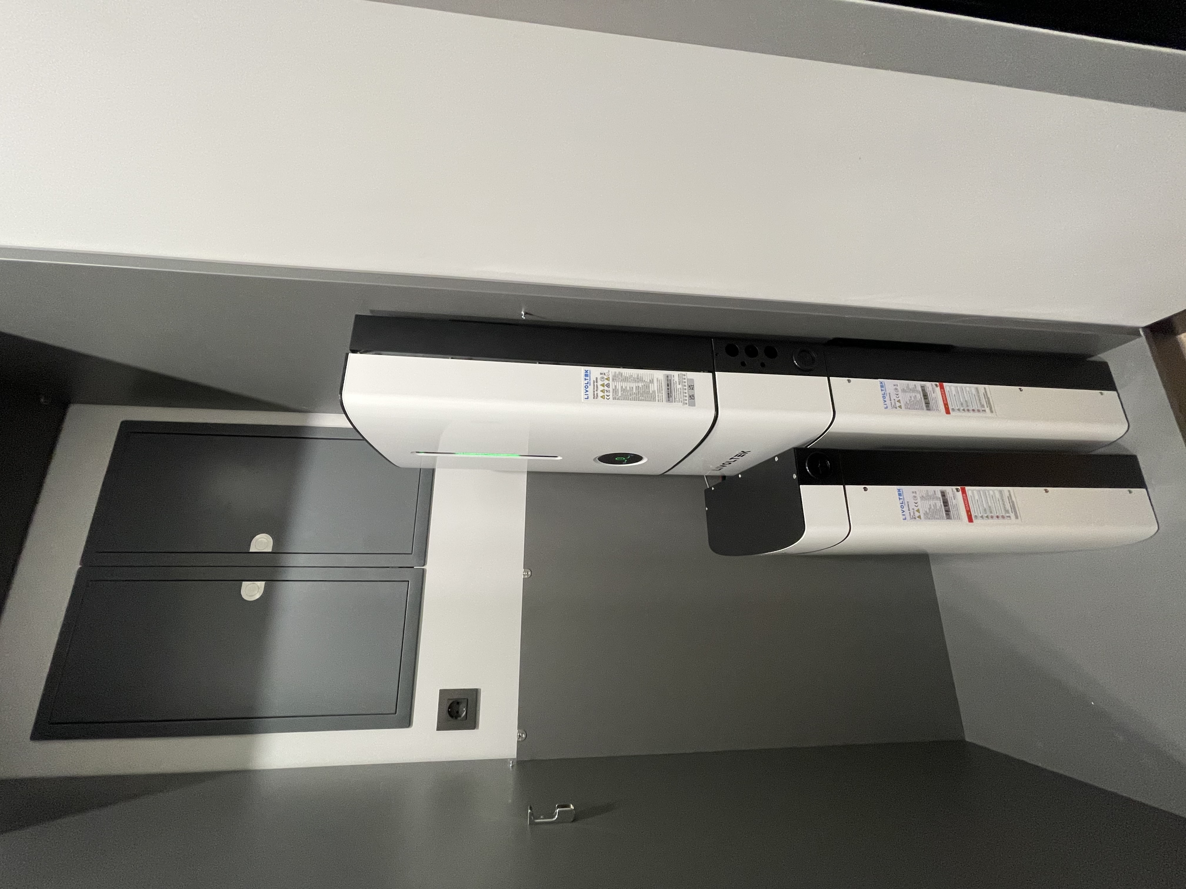 Фото Варіанти розміщення та загальний вигляд систем Livoltek 5 кВт + 5 кВт/г та 5 кВт + 10 кВт/г. Доволі легко вписати майже у будь-який інтерьер.