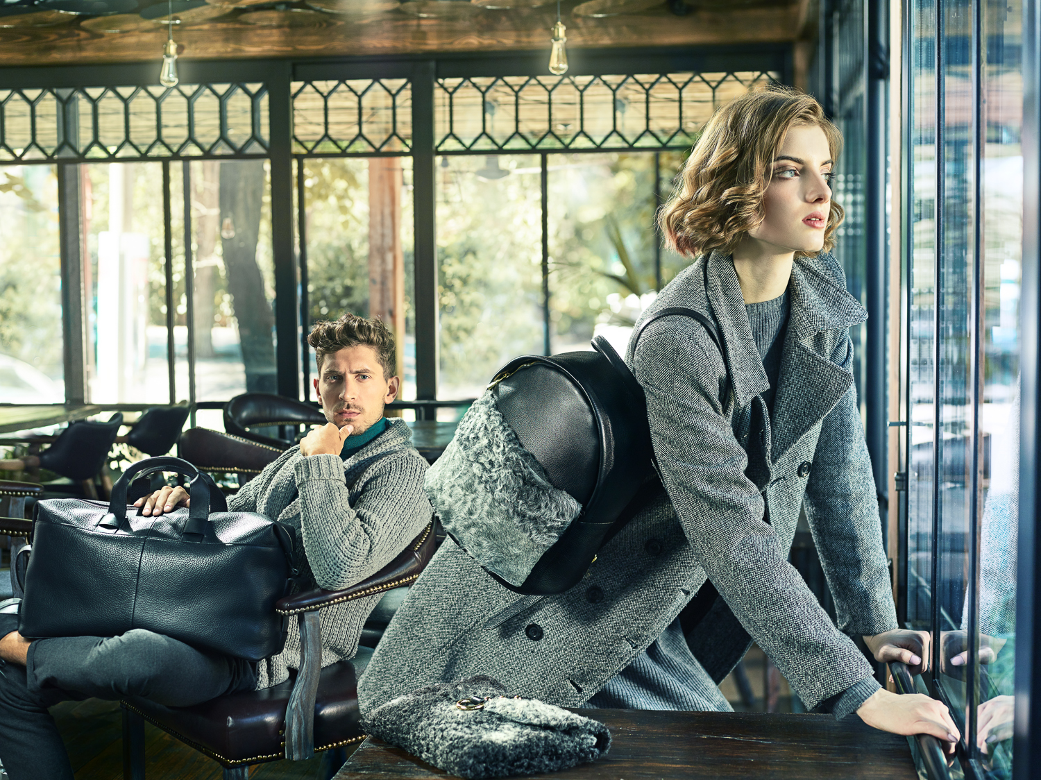 Фото Lookbook— серия фотографий, представляющих оригинальные образы, созданные из дизайнерской одежды и аксессуаров.
За два года сотрудничества с БУДЬ в UA мы успели поработать со многими дизайнерами.
