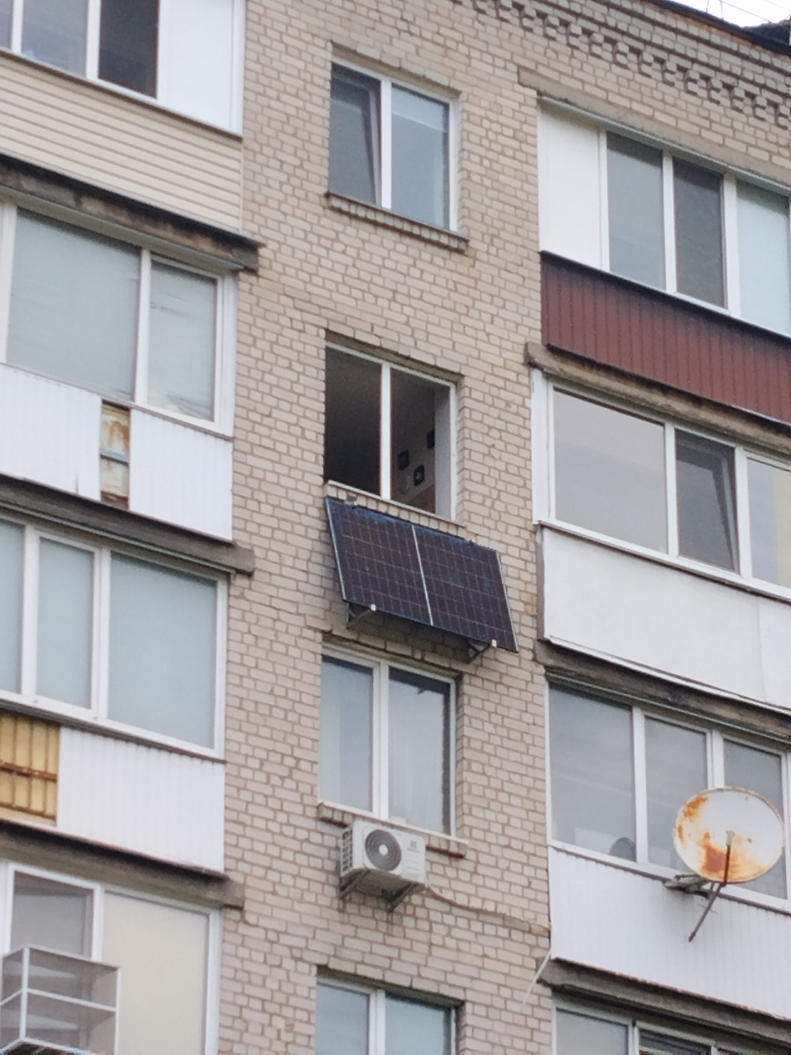 Фото монтаж сонячної панелі 