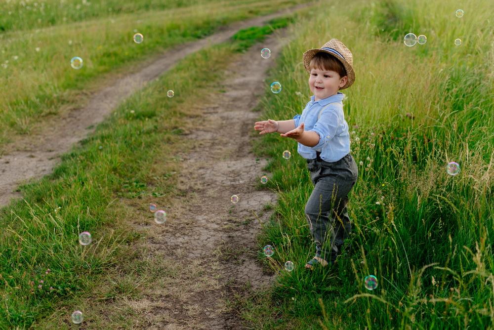 Фото Дитяча вулична фотосесія в одну годину. Заздалегідь обрали локацію за містом. Фотосесія була в вечірній час.
